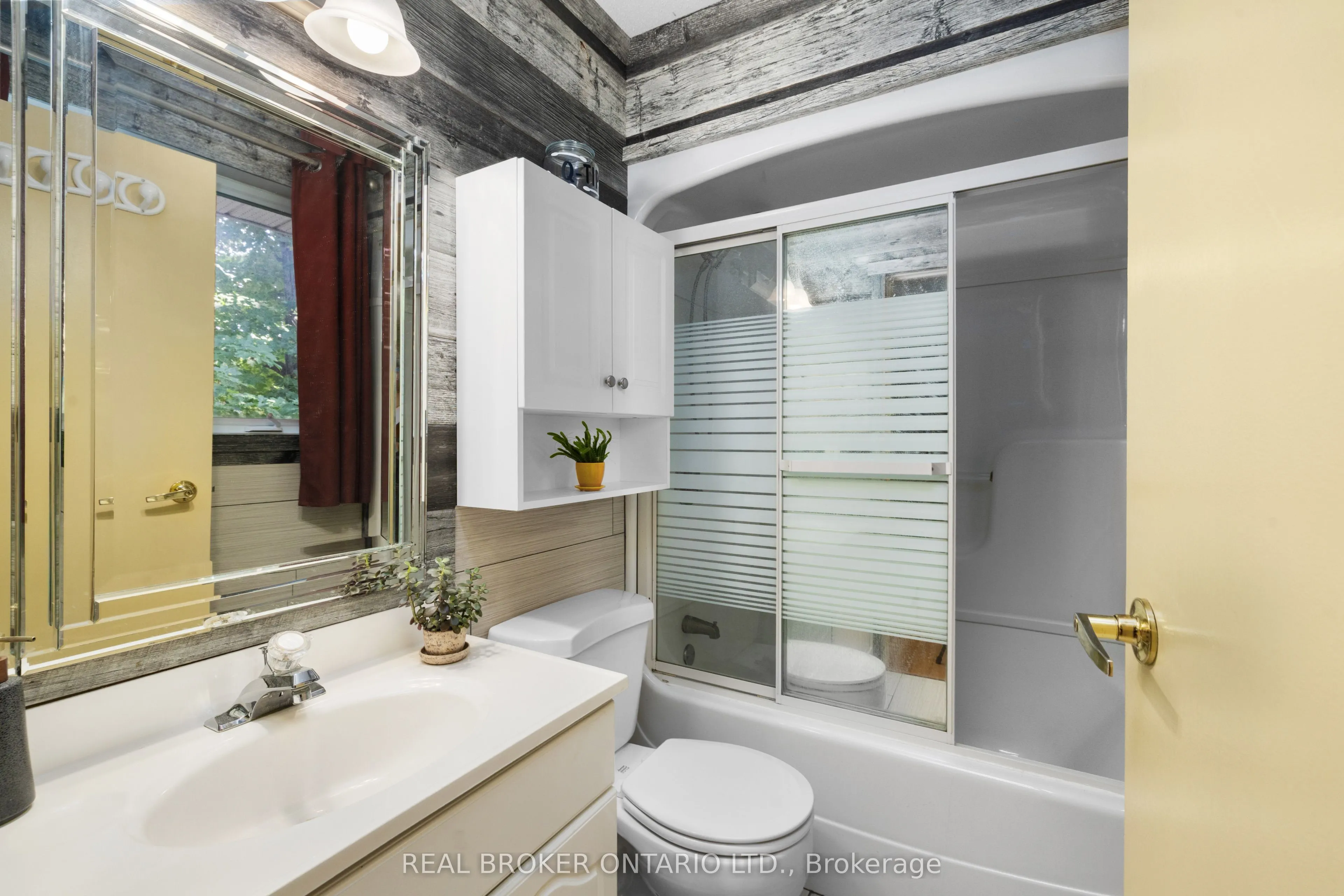 320 Clothier Street W