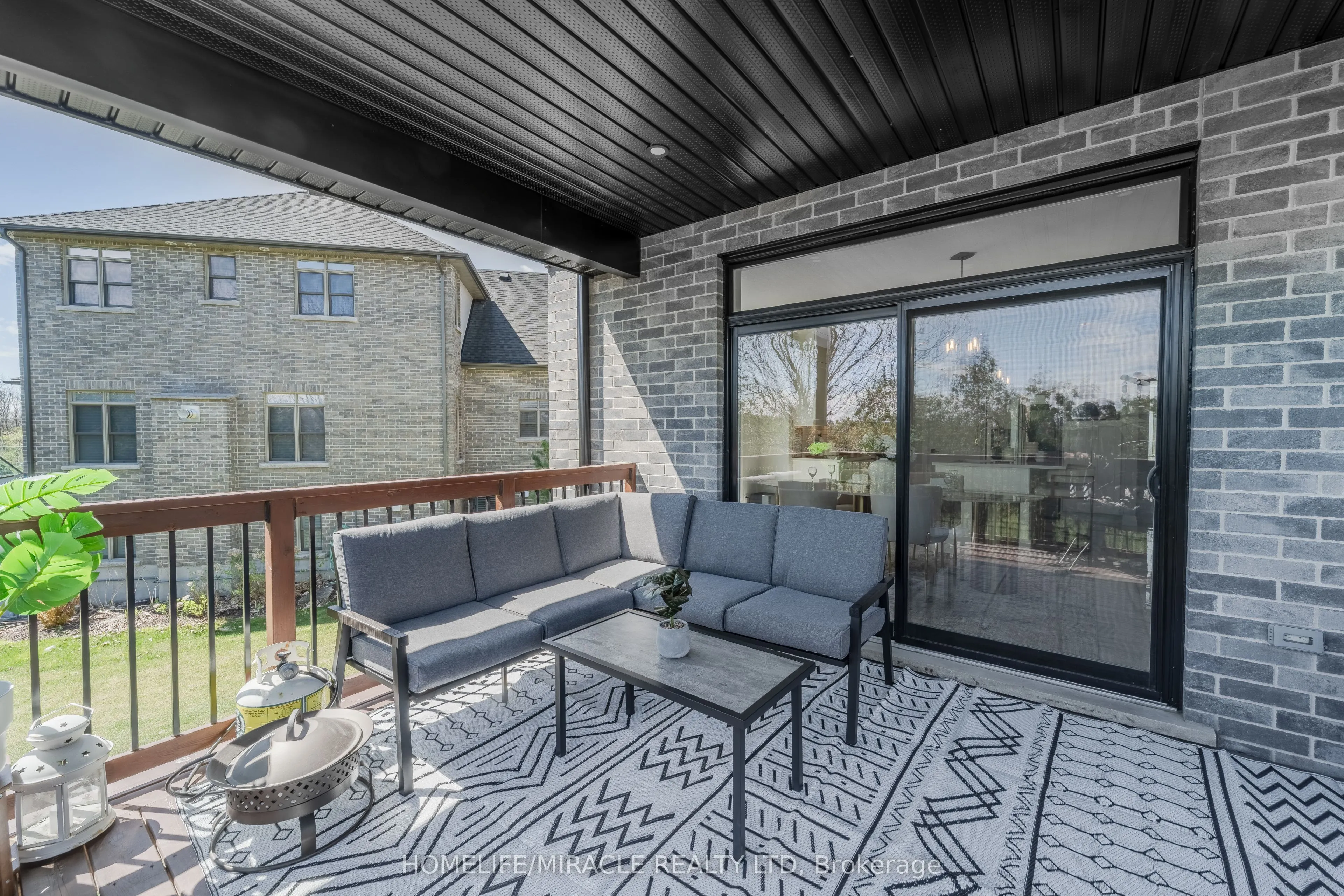 245 Tamarack Boulevard