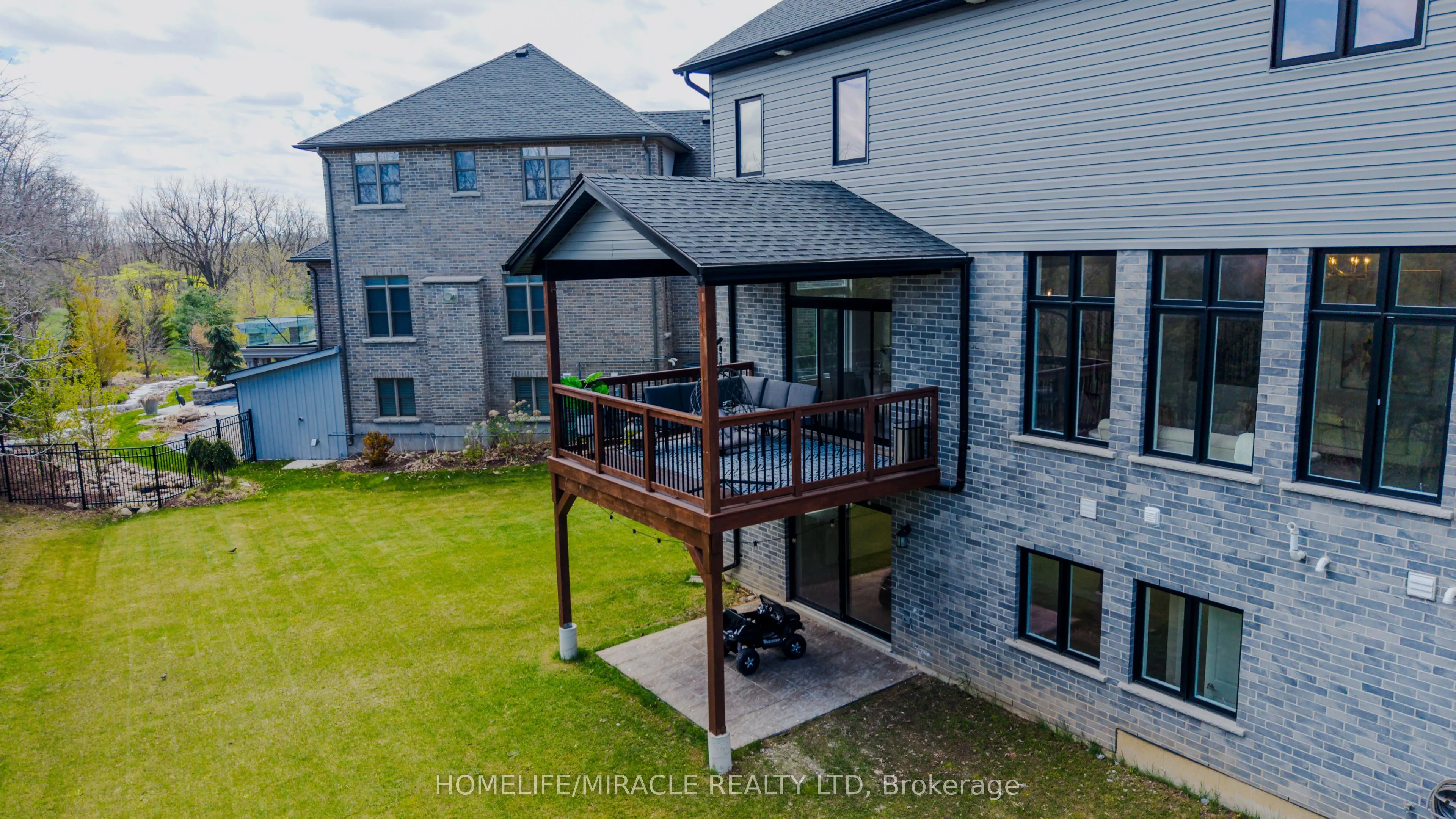 245 Tamarack Boulevard