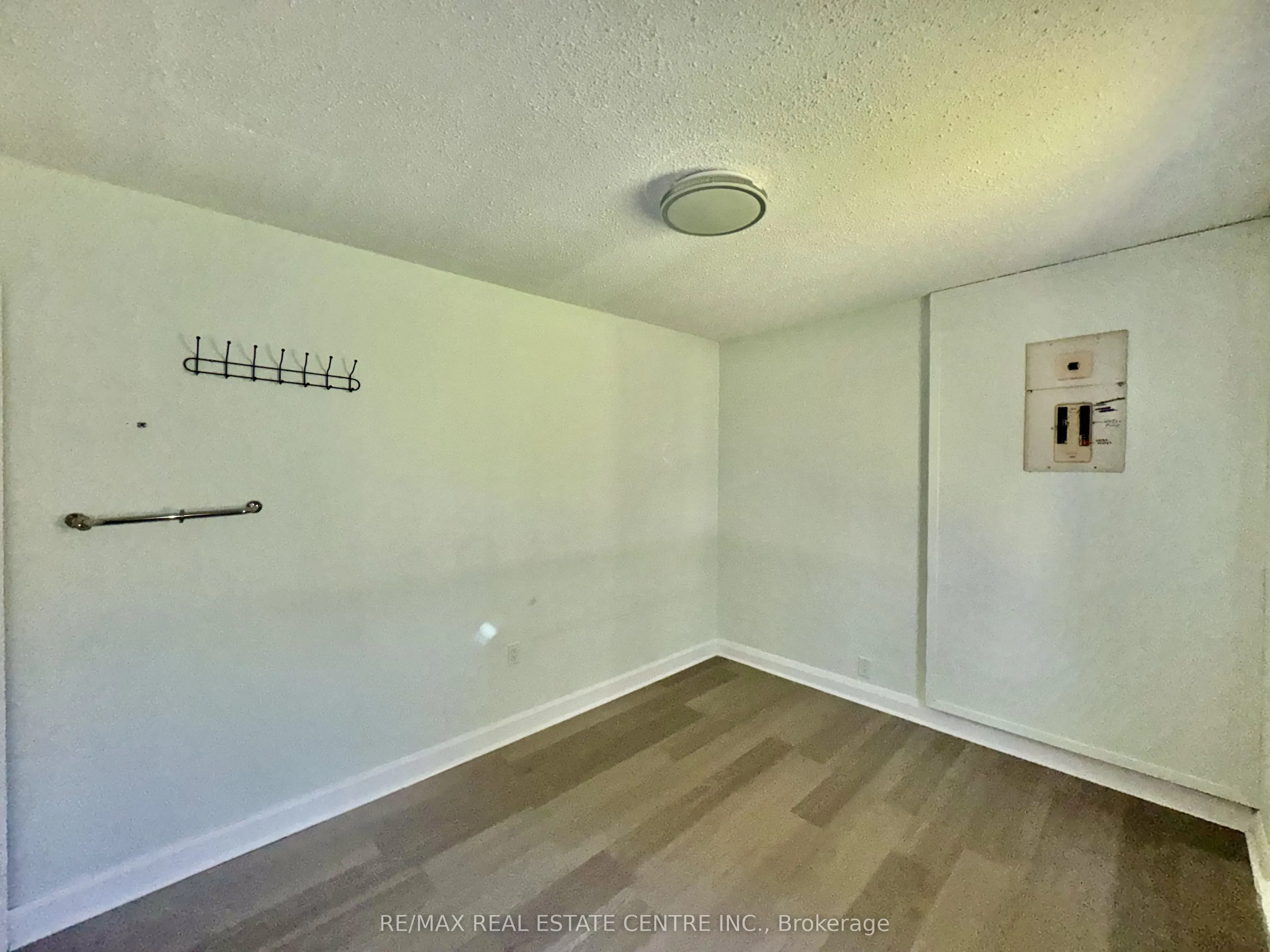 6587 Ellis Road