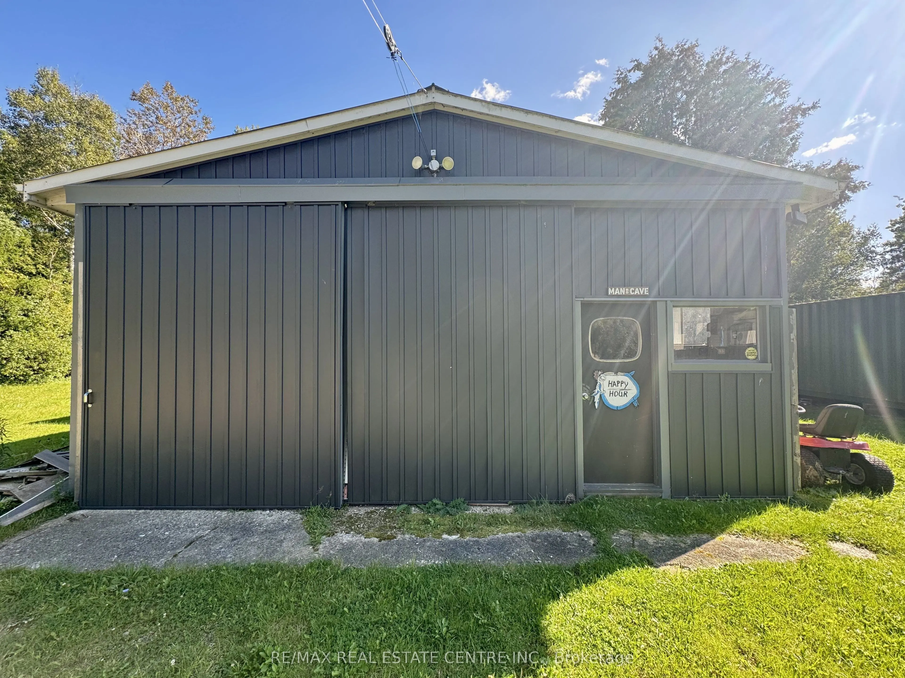 6587 Ellis Road