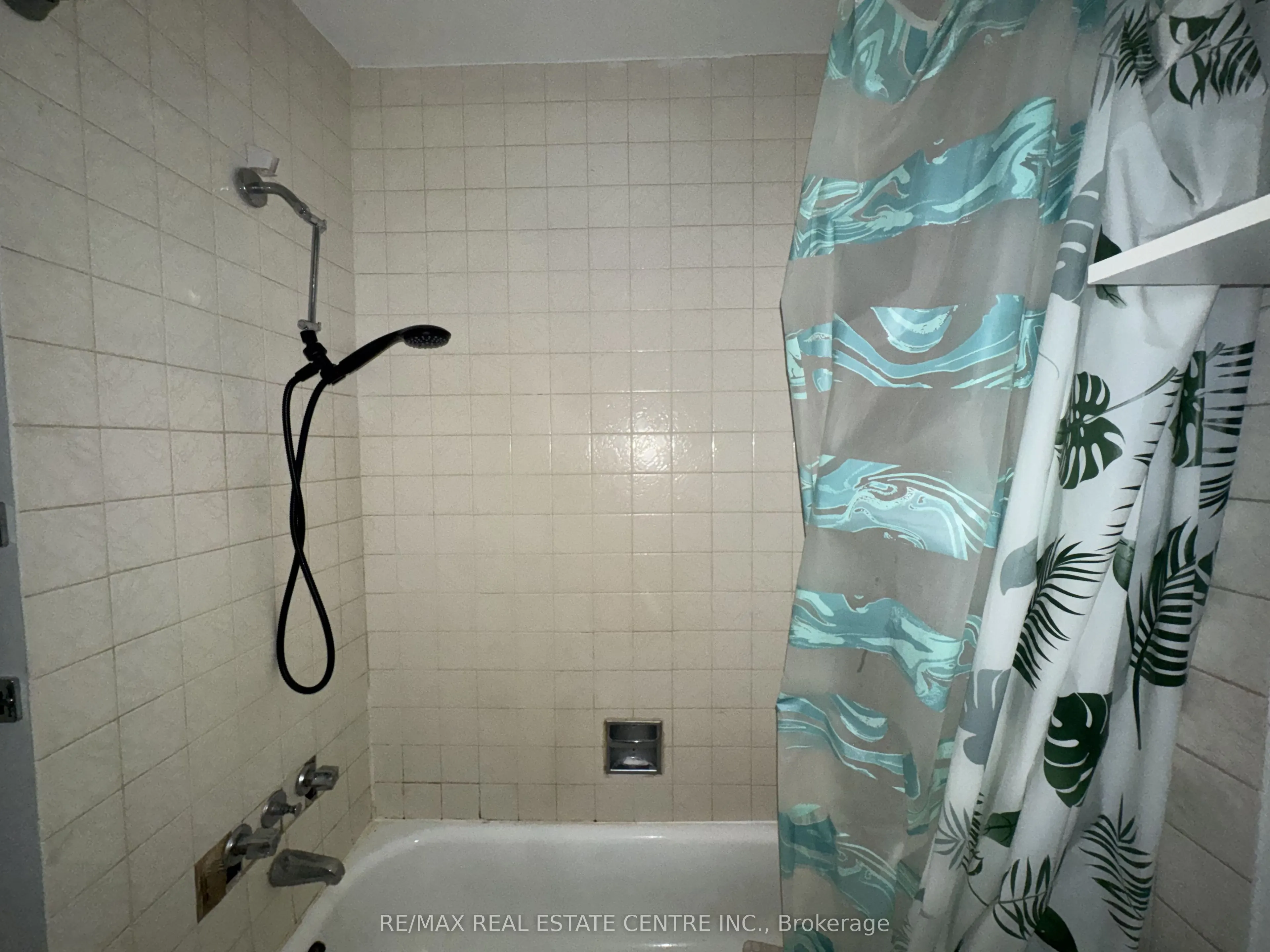 6587 Ellis Road