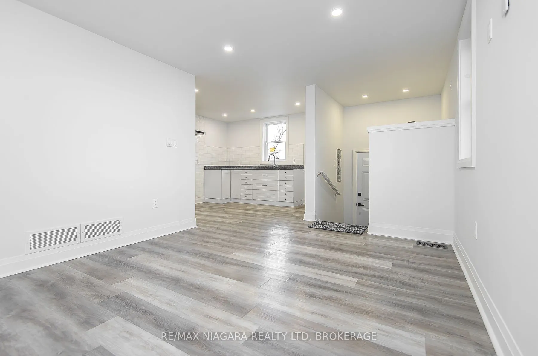 120 Main Street W