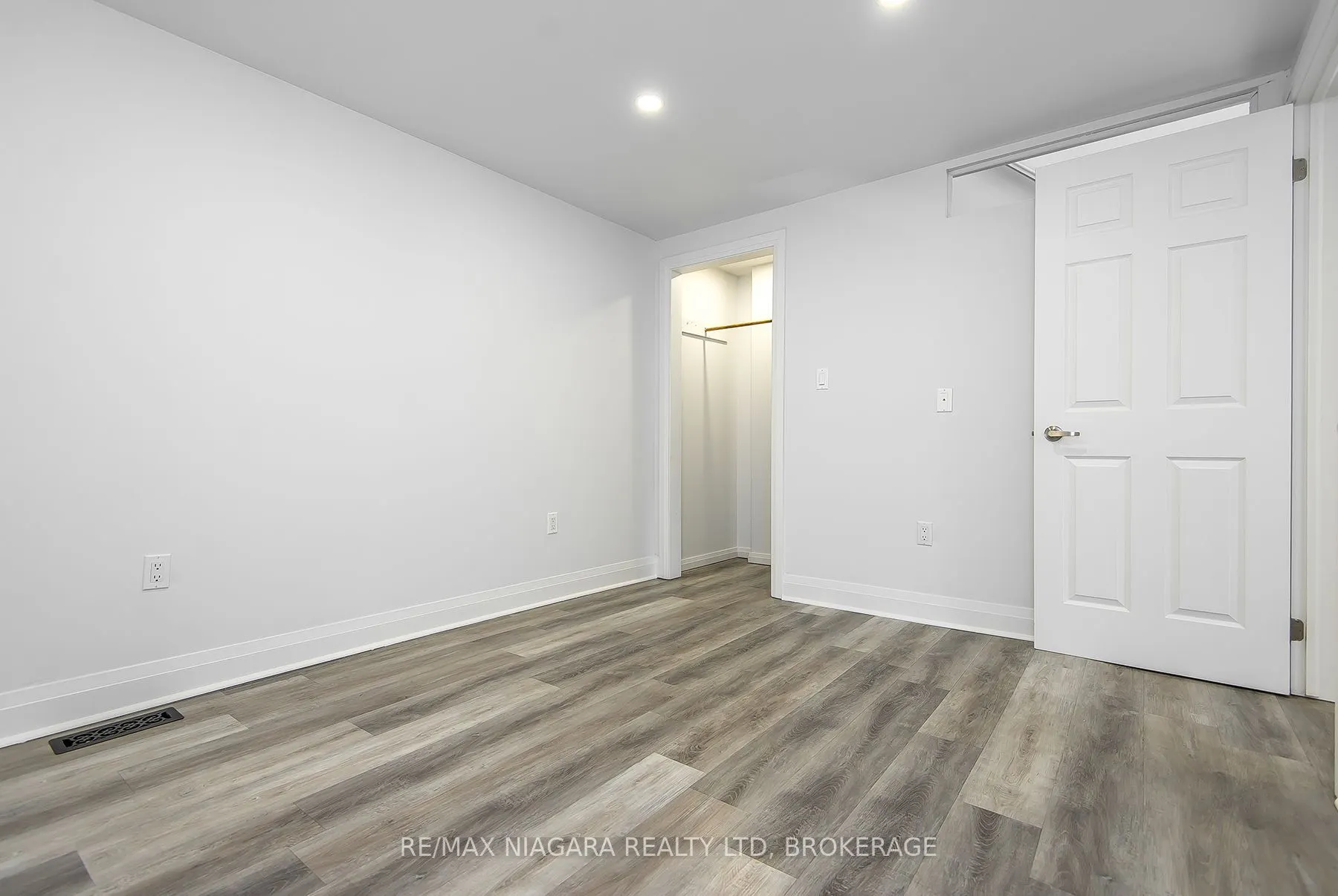 120 Main Street W