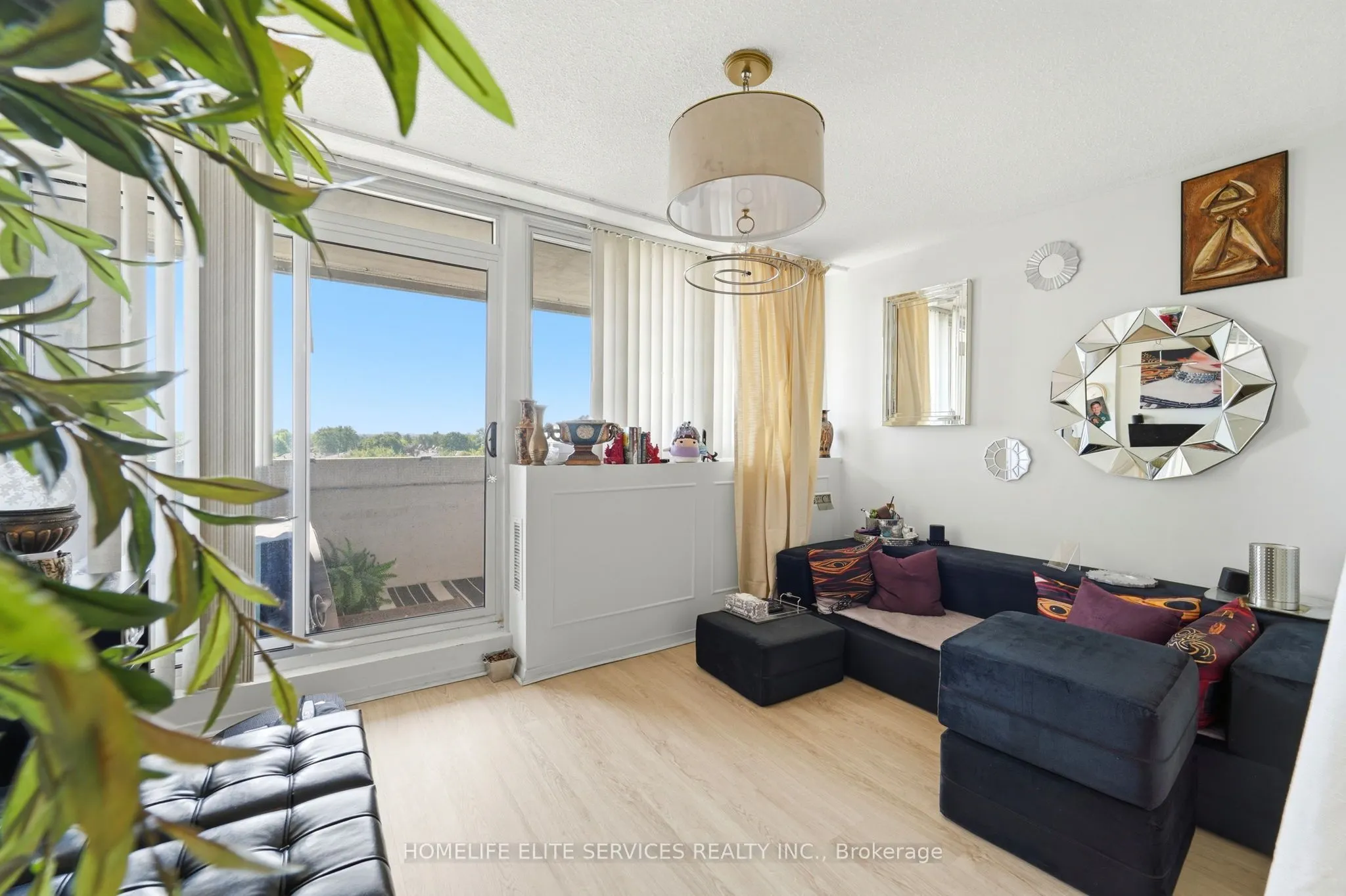 500 Laurier Avenue W #909