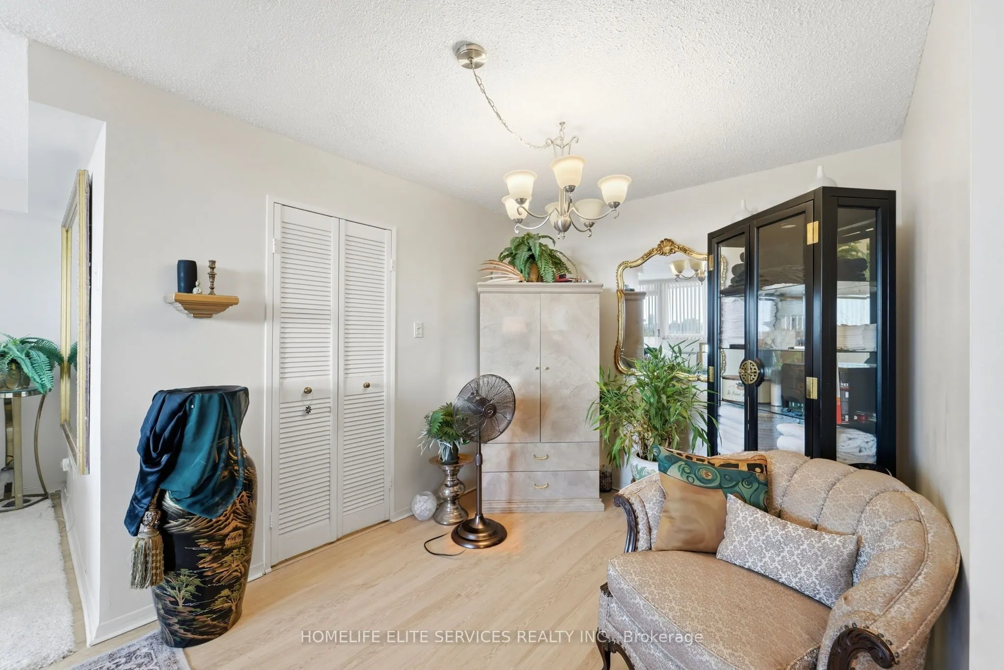 500 Laurier Avenue W #909