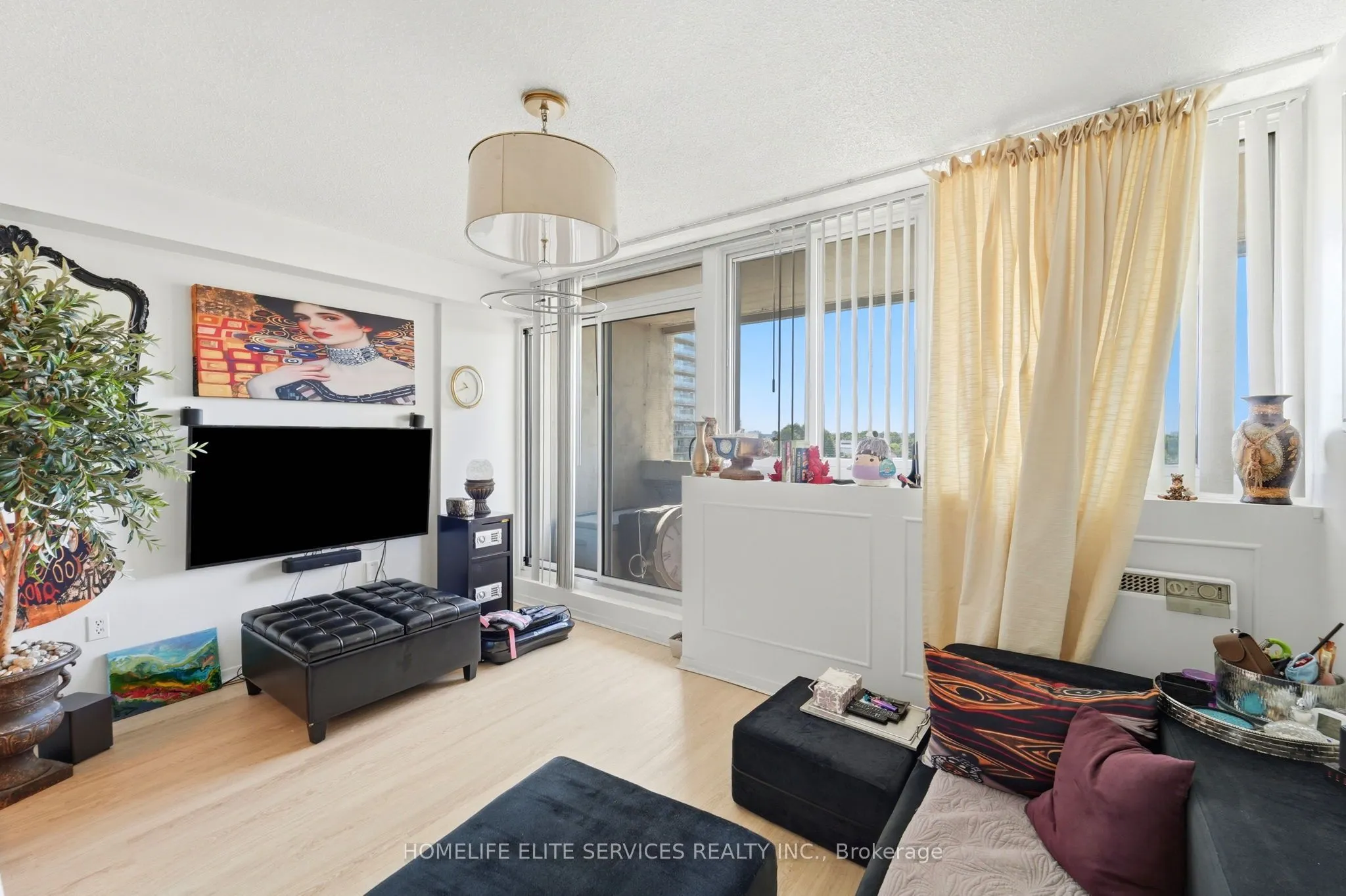 500 Laurier Avenue W #909