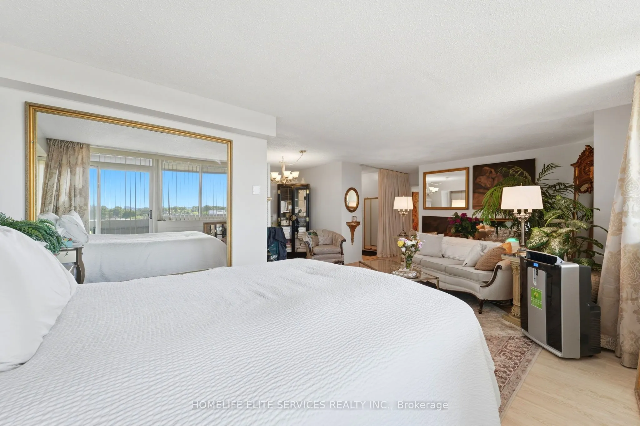 500 Laurier Avenue W #909