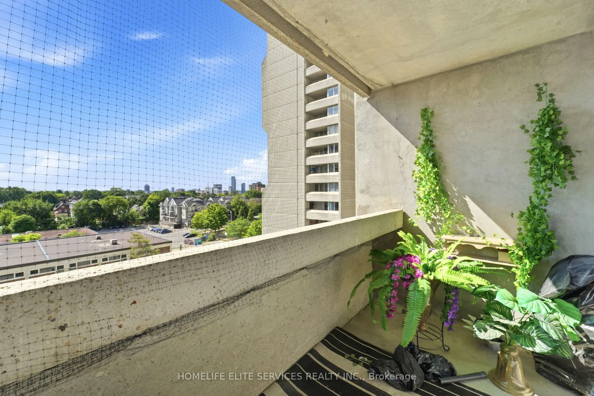 500 Laurier Avenue W #909