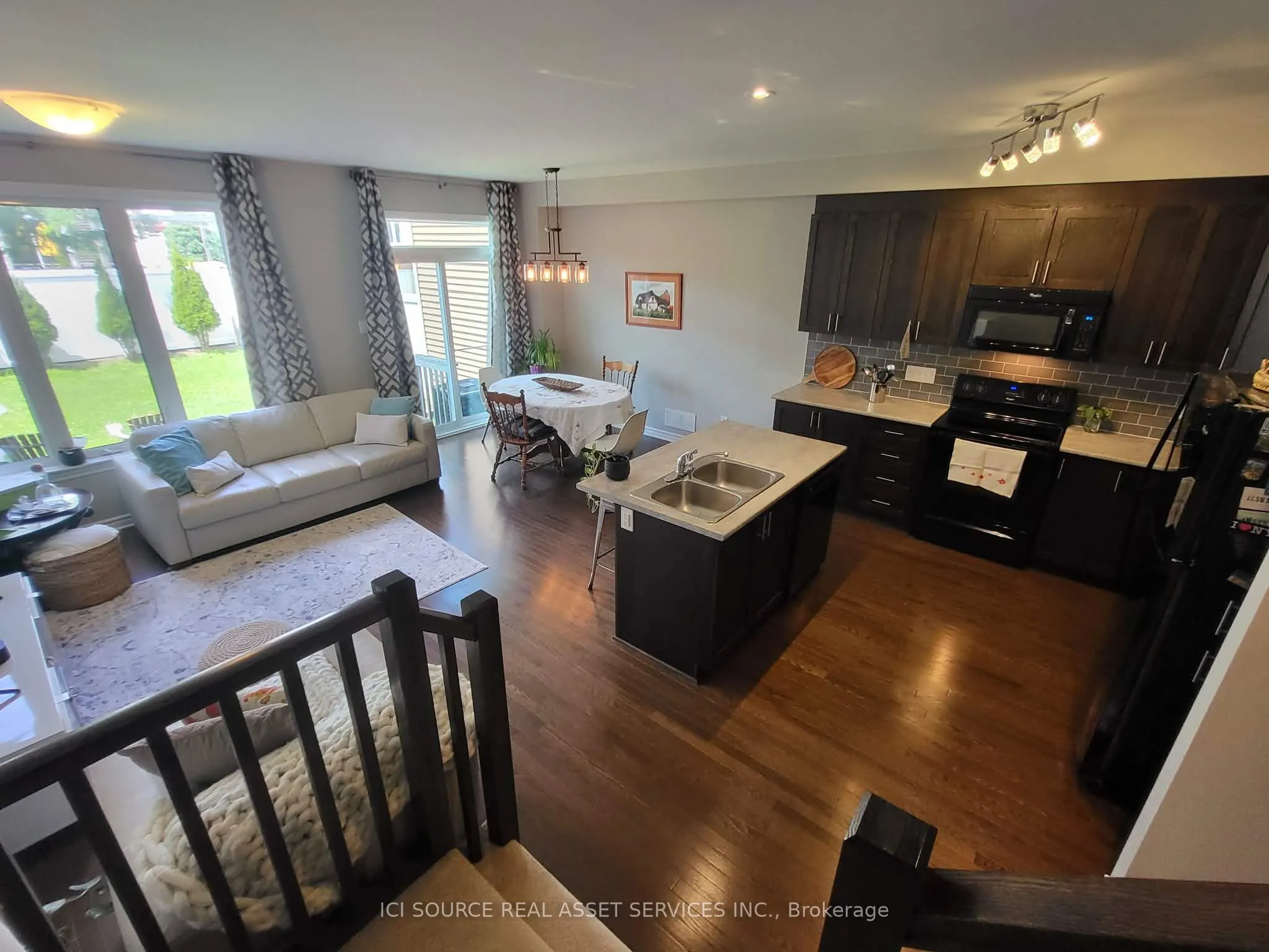 308 Fergus Crescent