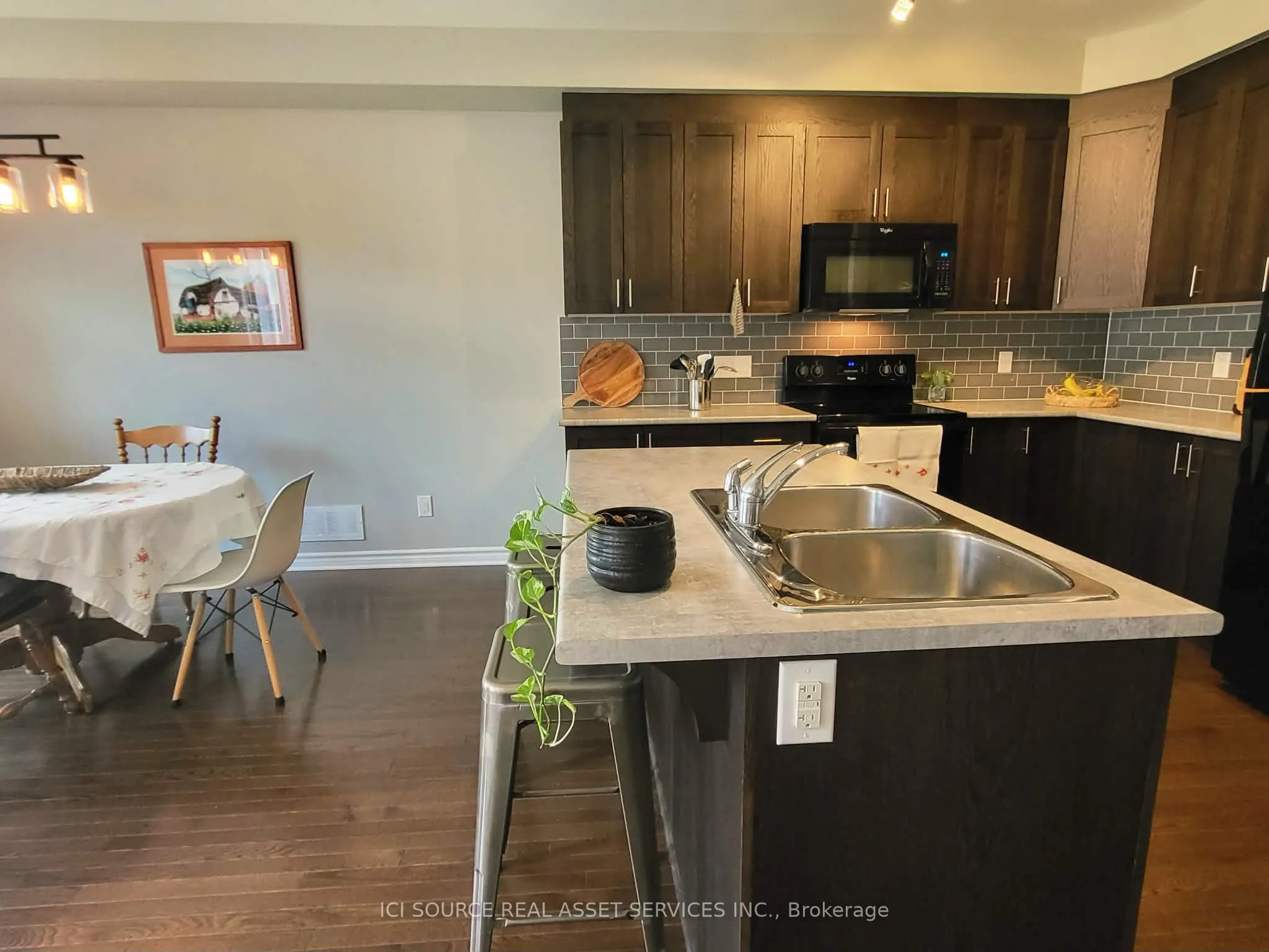 308 Fergus Crescent