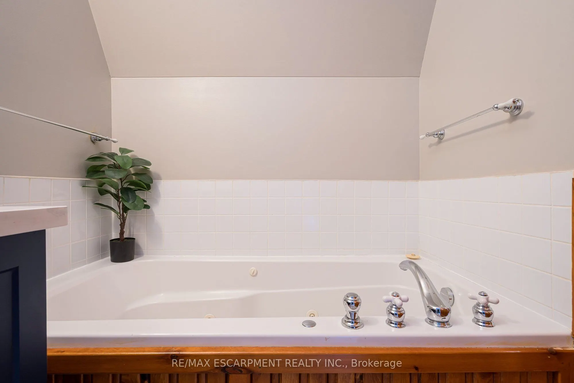 184 Snowbridge Way #207