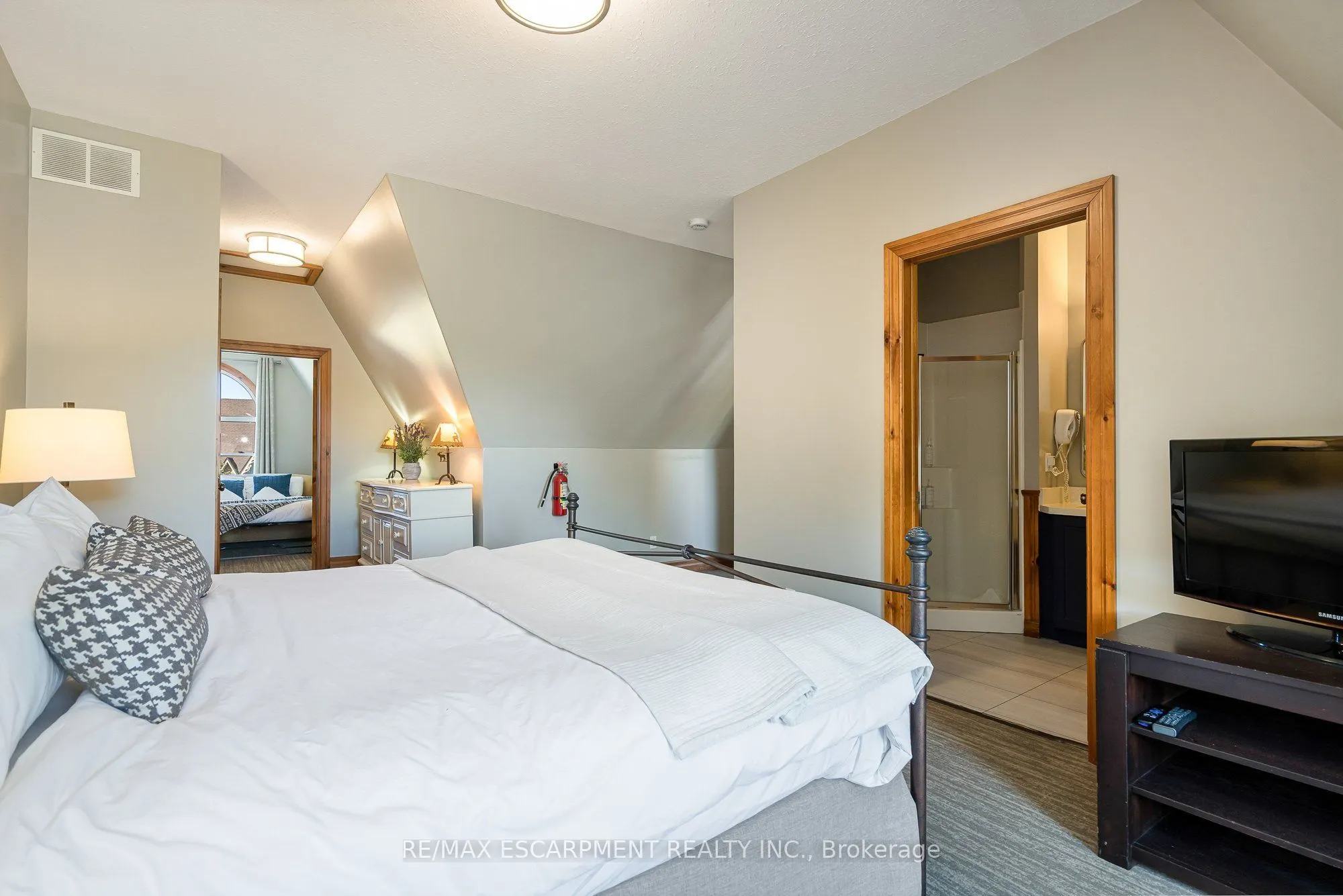 184 Snowbridge Way #207