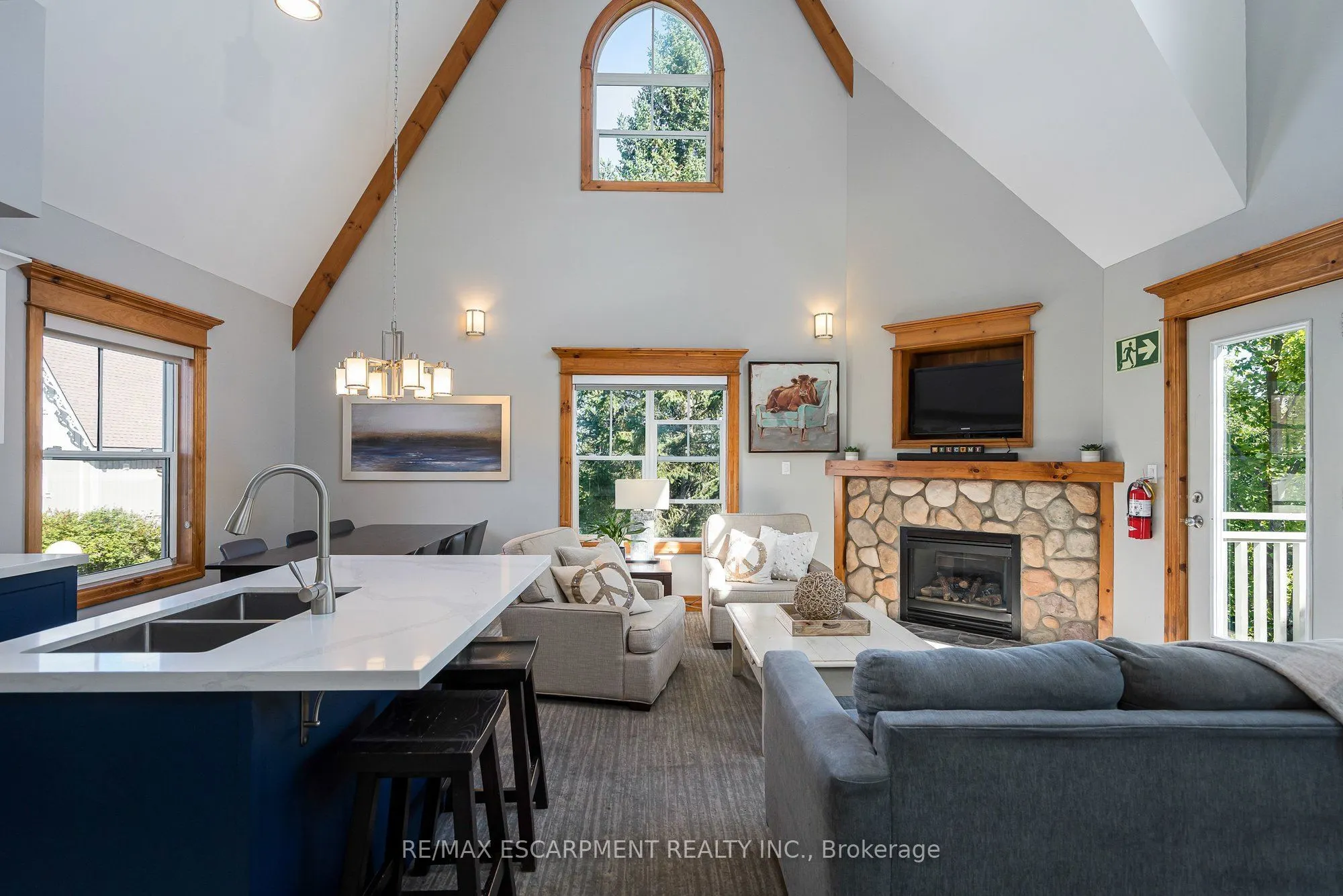184 Snowbridge Way #207