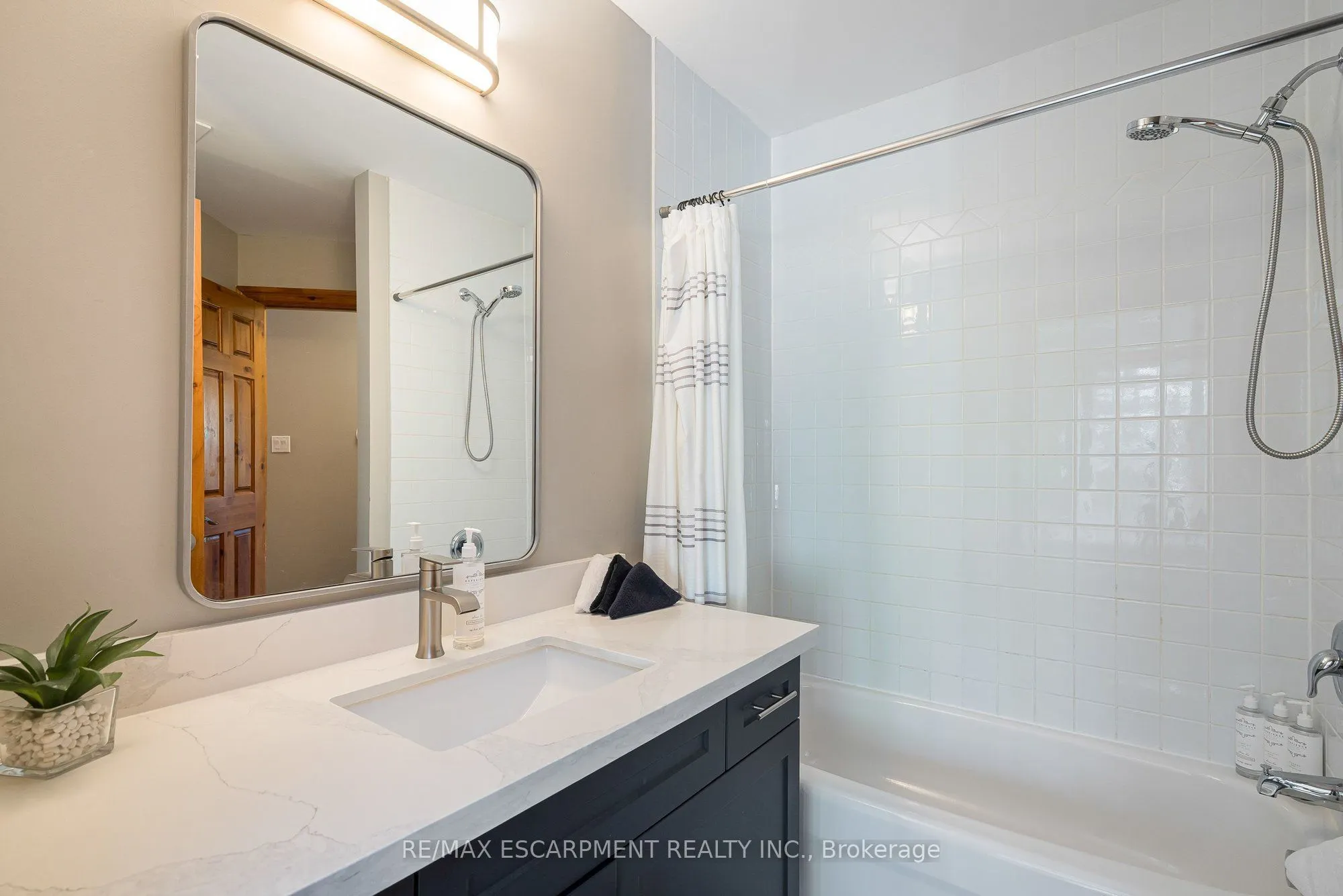 184 Snowbridge Way #207