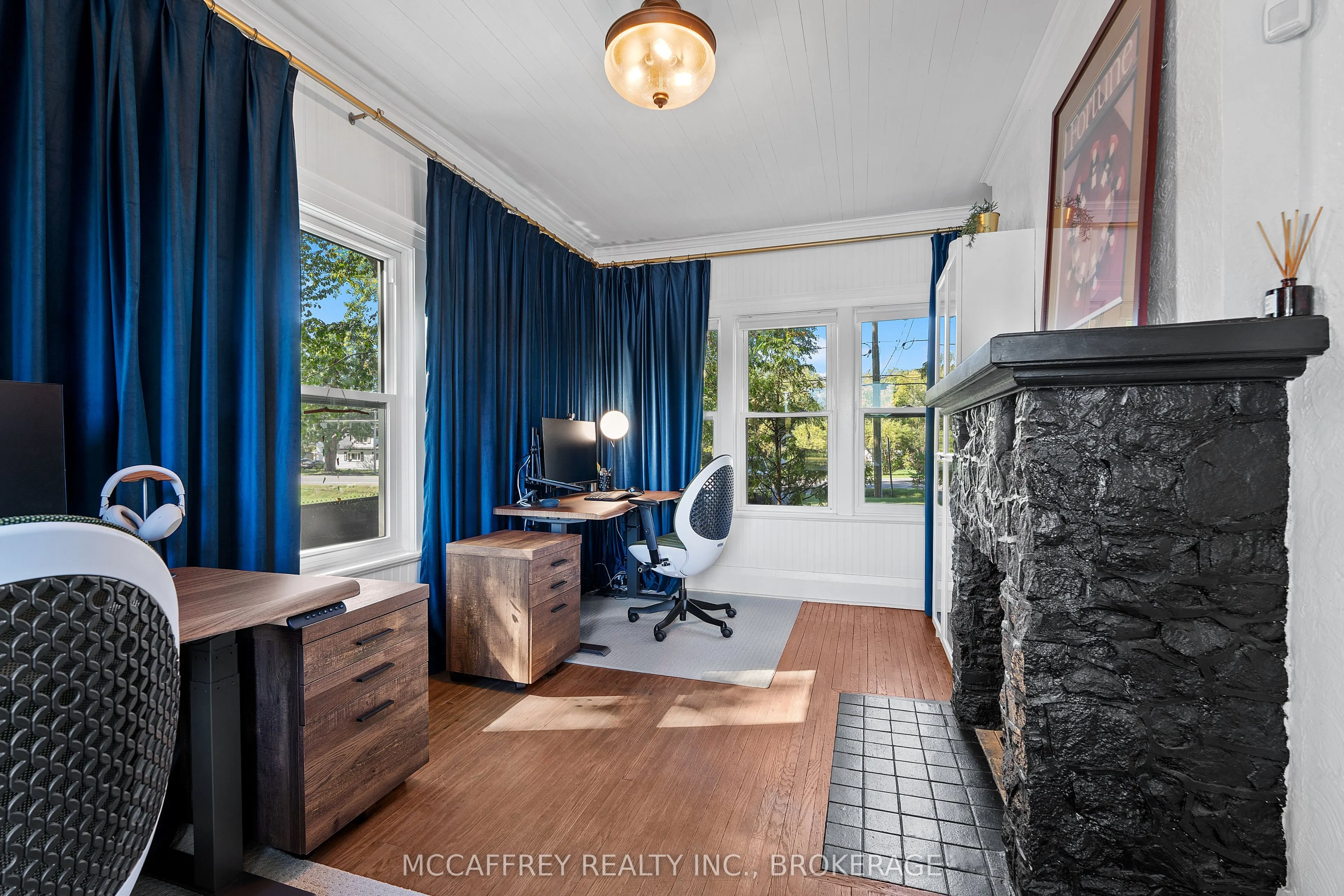 442 DUNDAS Street W