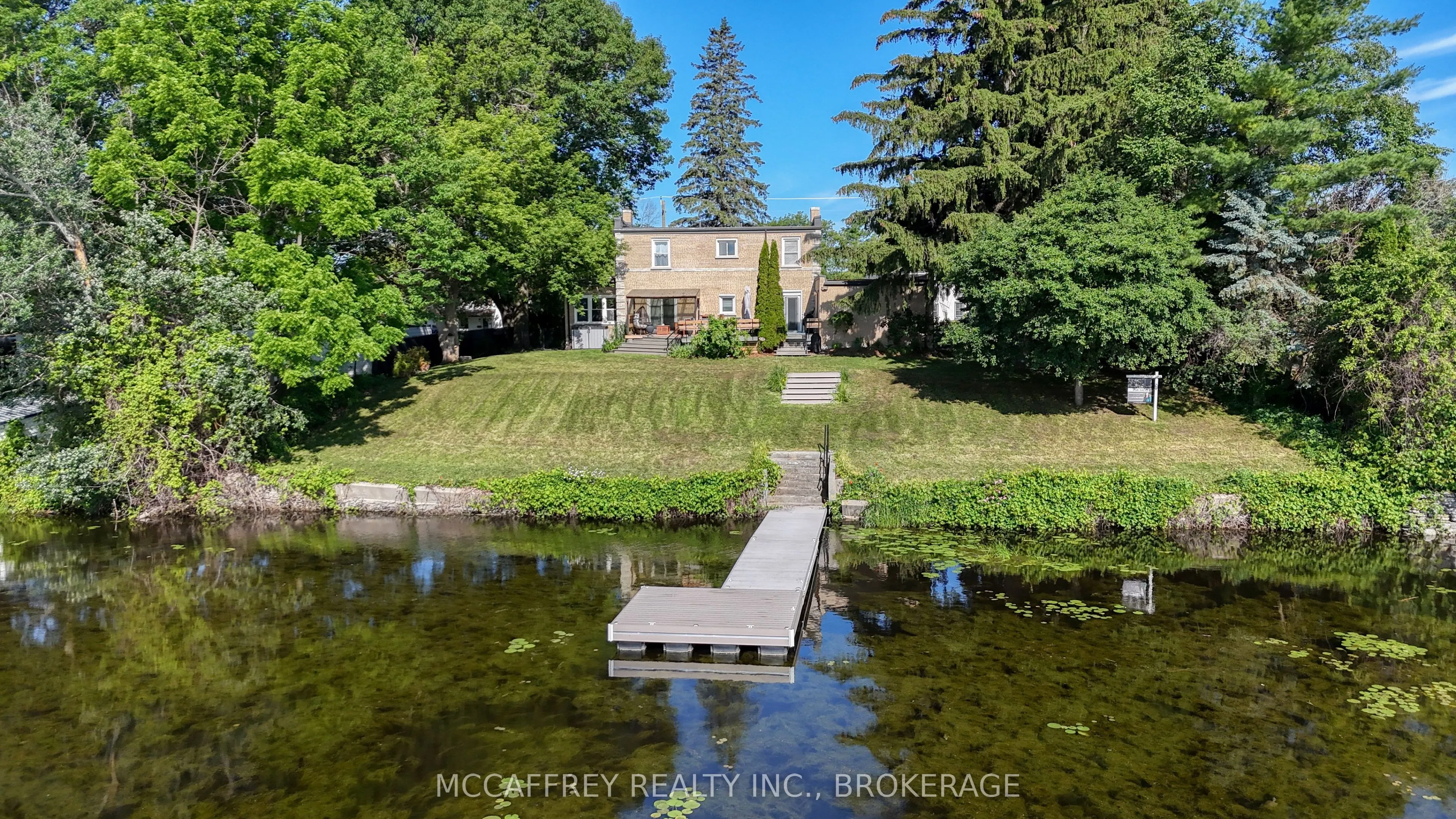 442 DUNDAS Street W