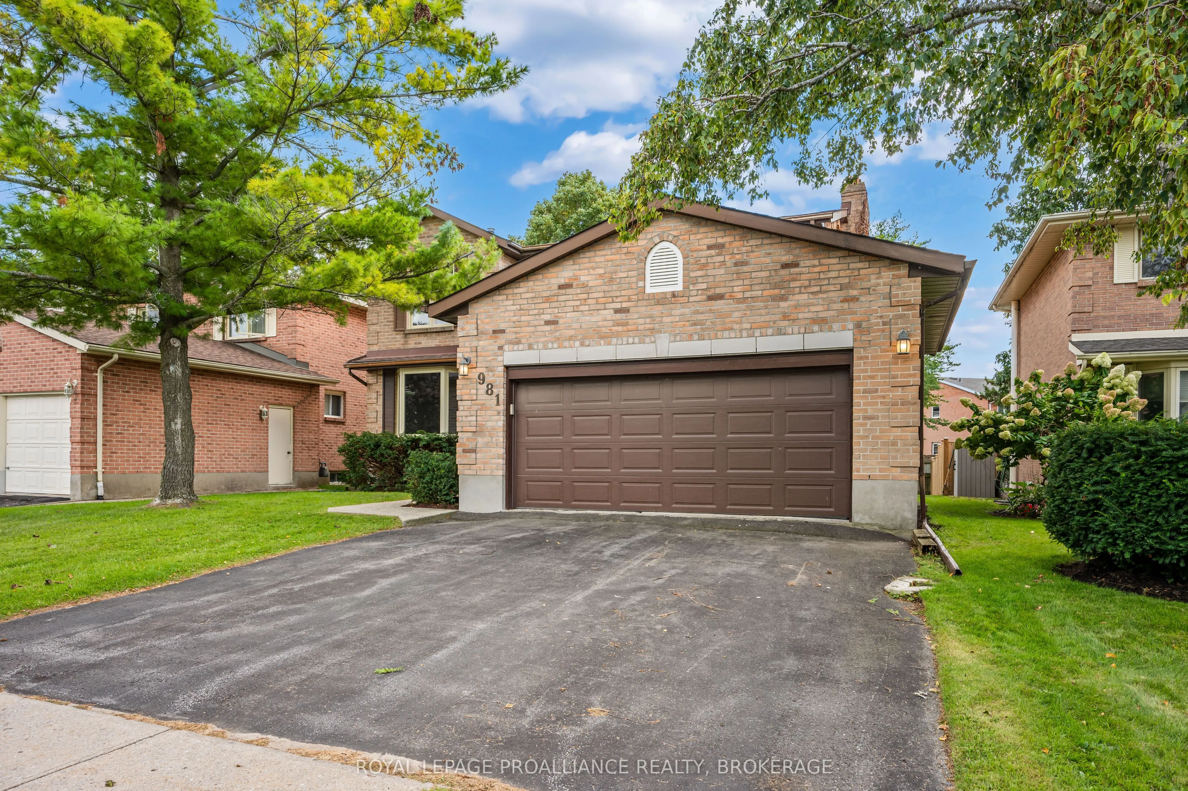 981 Edinborough Crescent