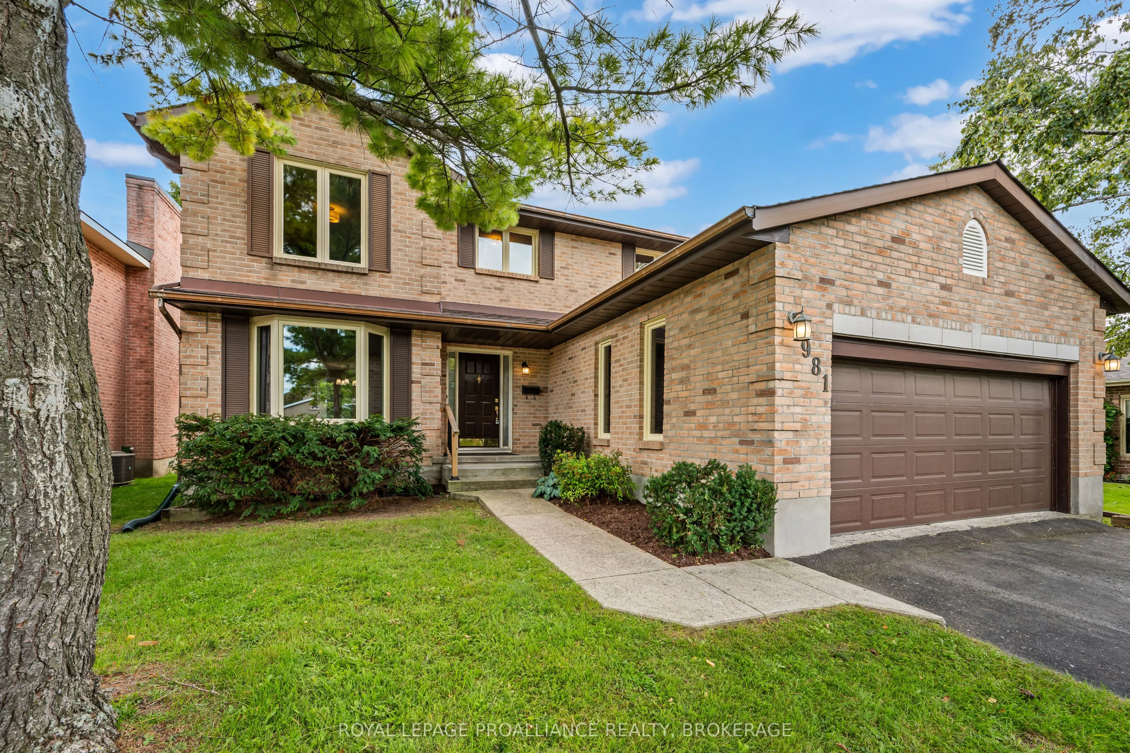 981 Edinborough Crescent