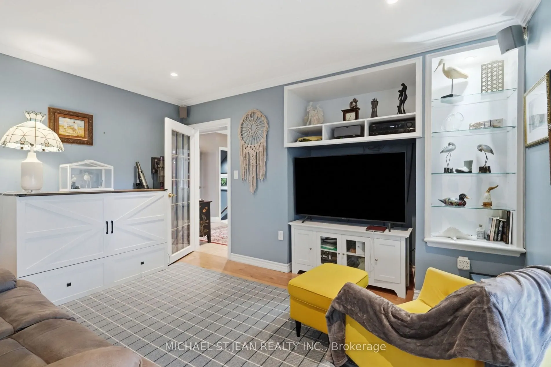 33 Centennial Parkway S
