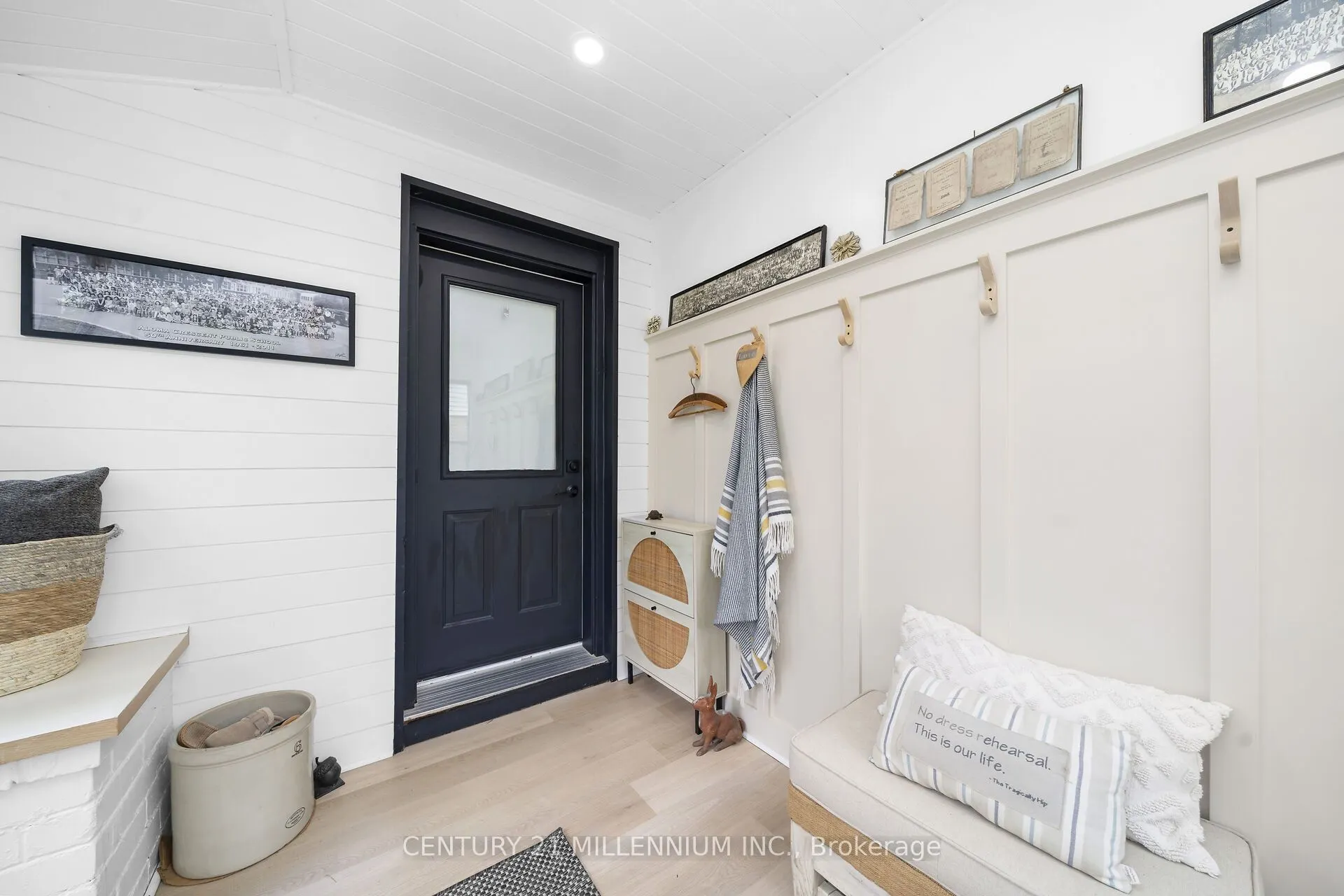 11 Dundas Street W