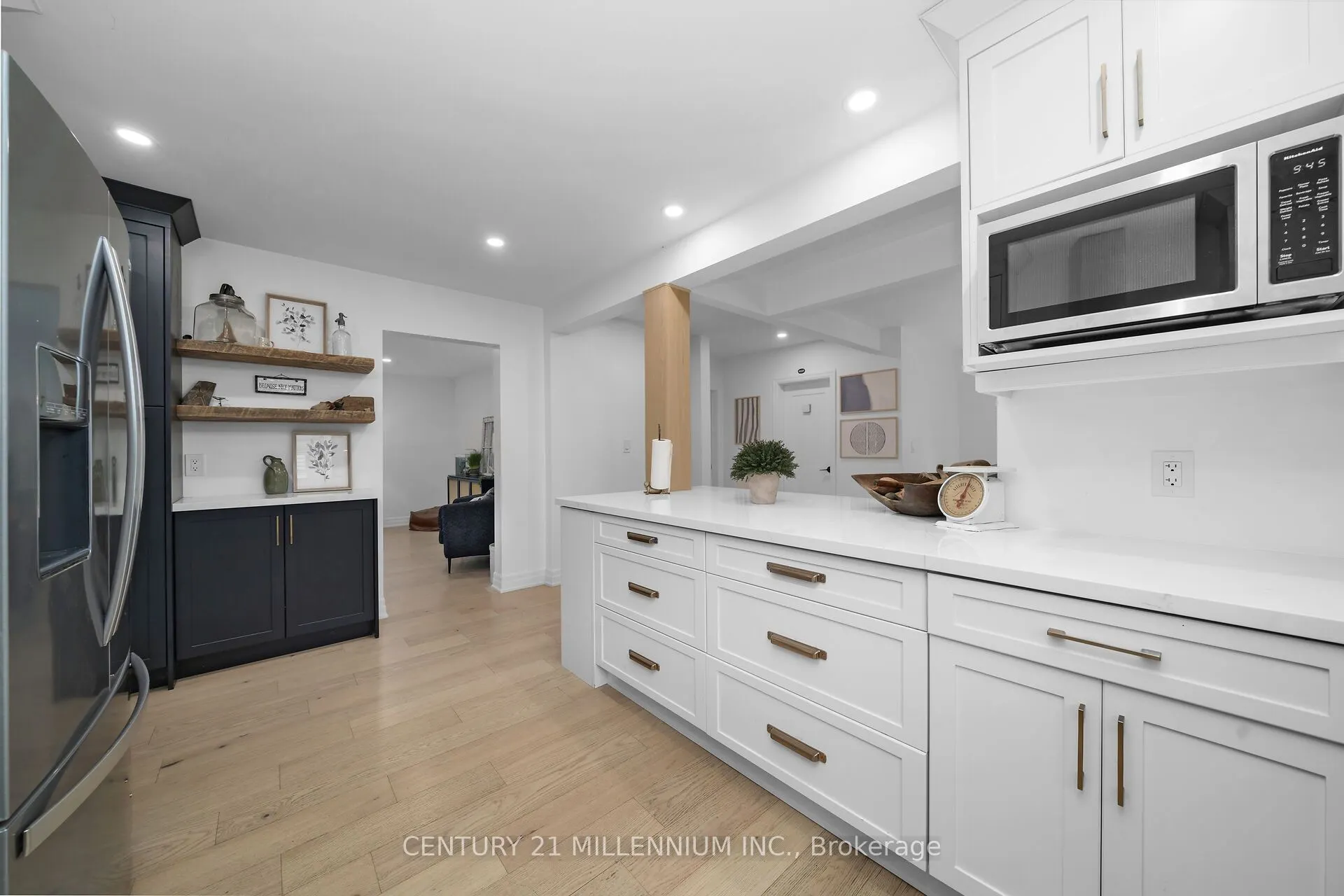 11 Dundas Street W