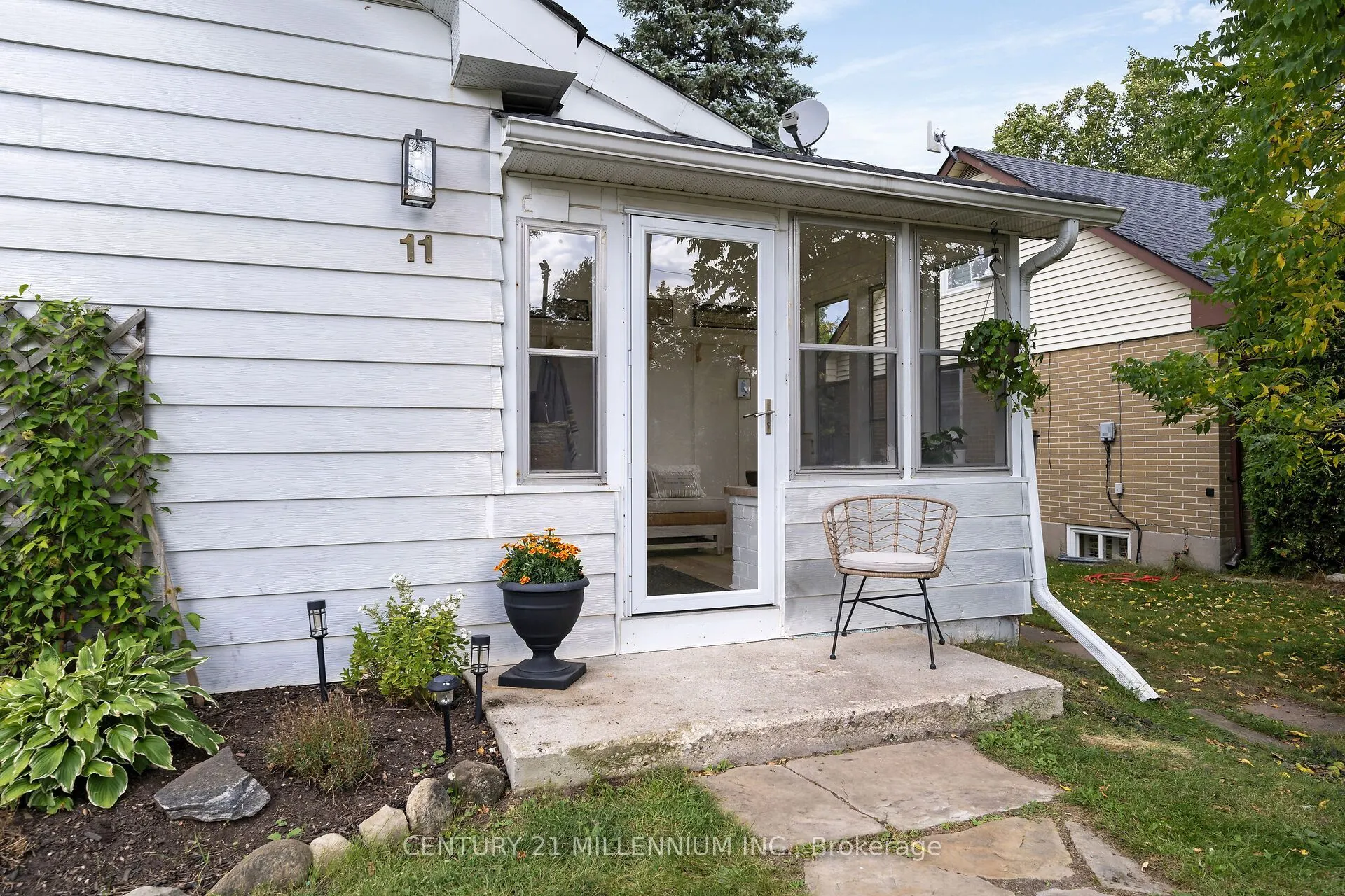 11 Dundas Street W