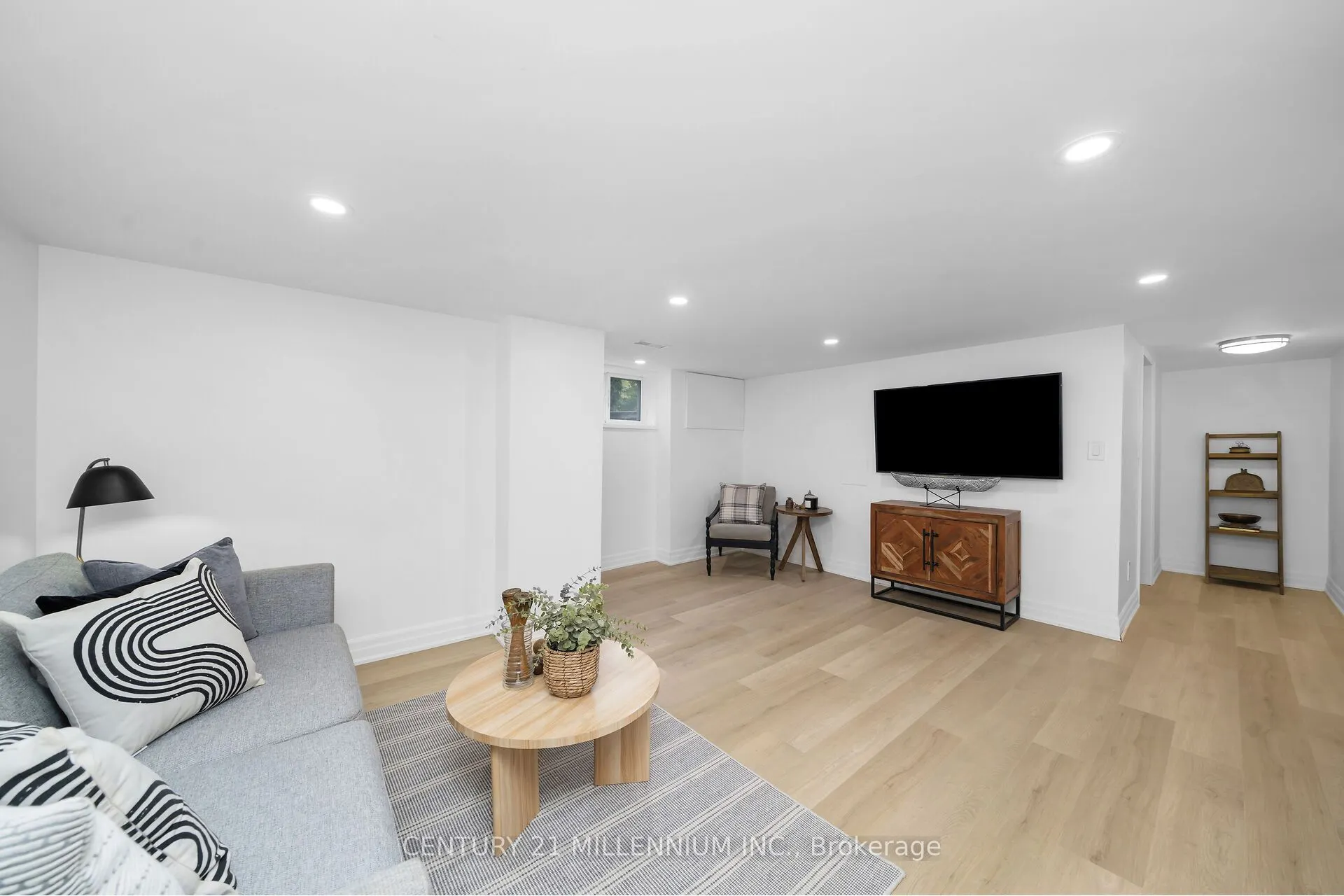 11 Dundas Street W