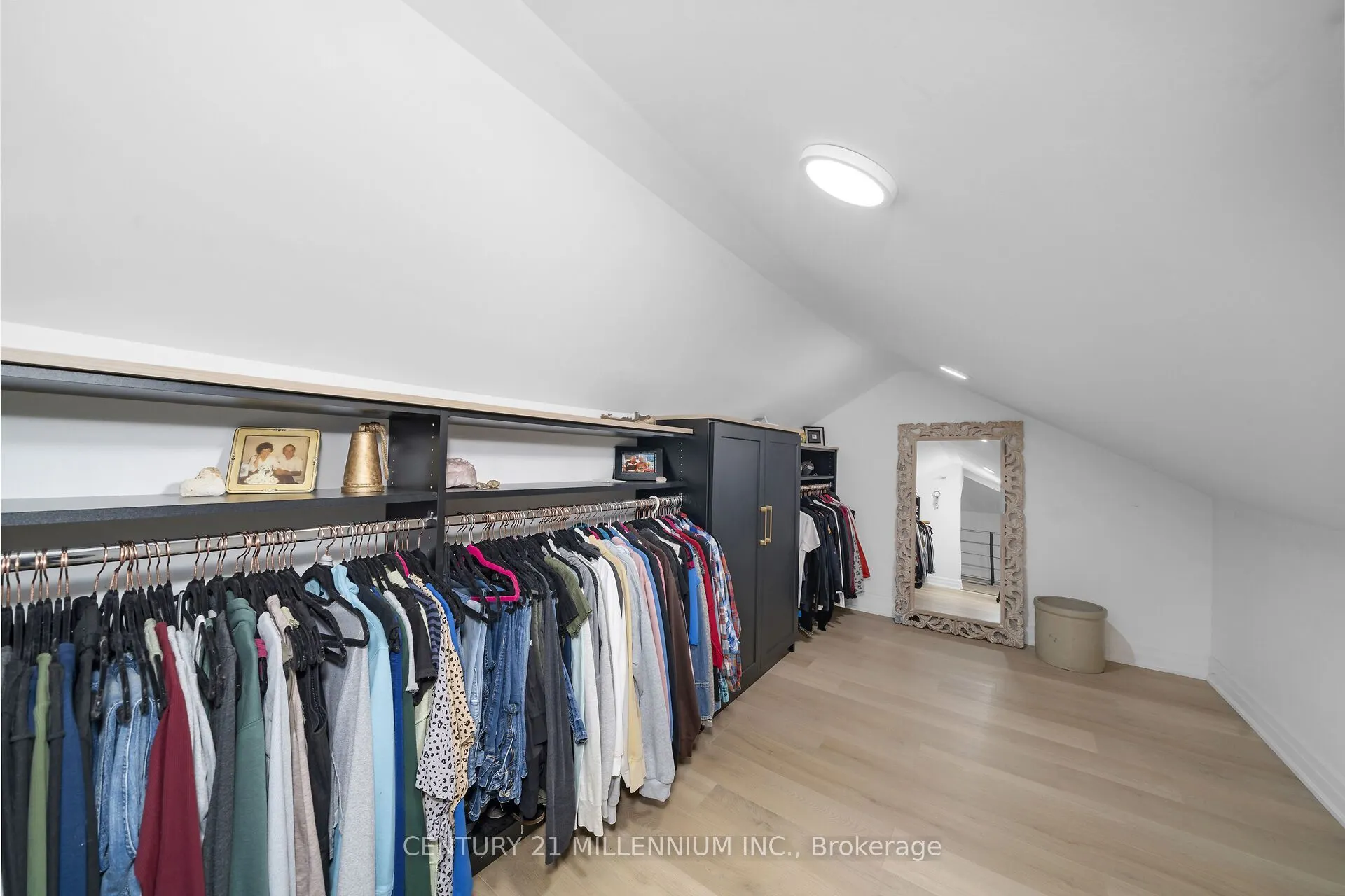 11 Dundas Street W