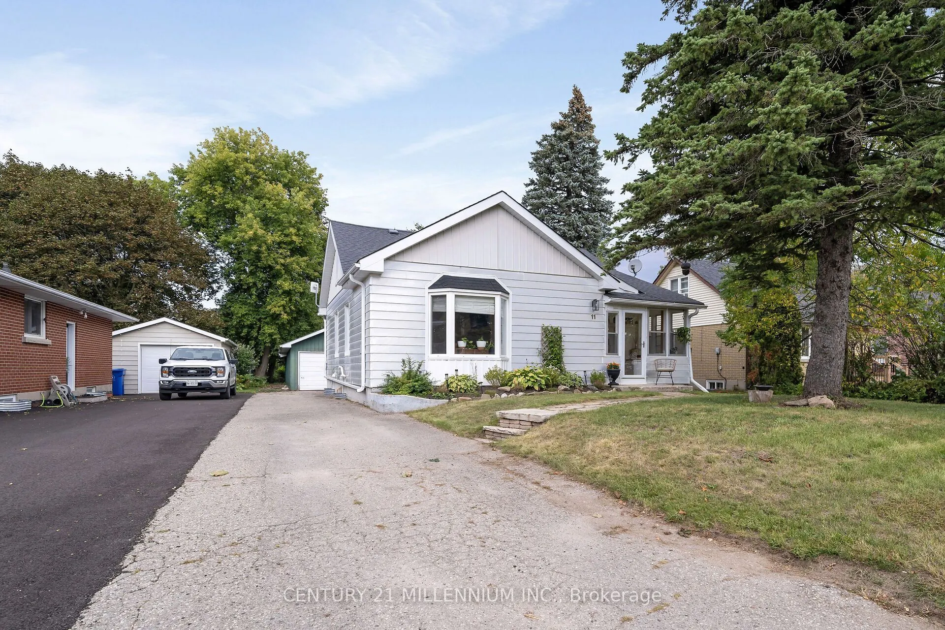 11 Dundas Street W