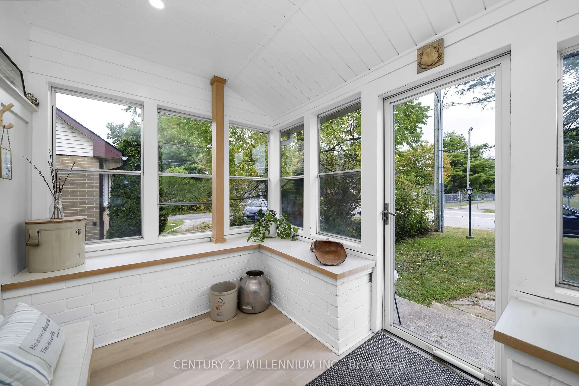 11 Dundas Street W