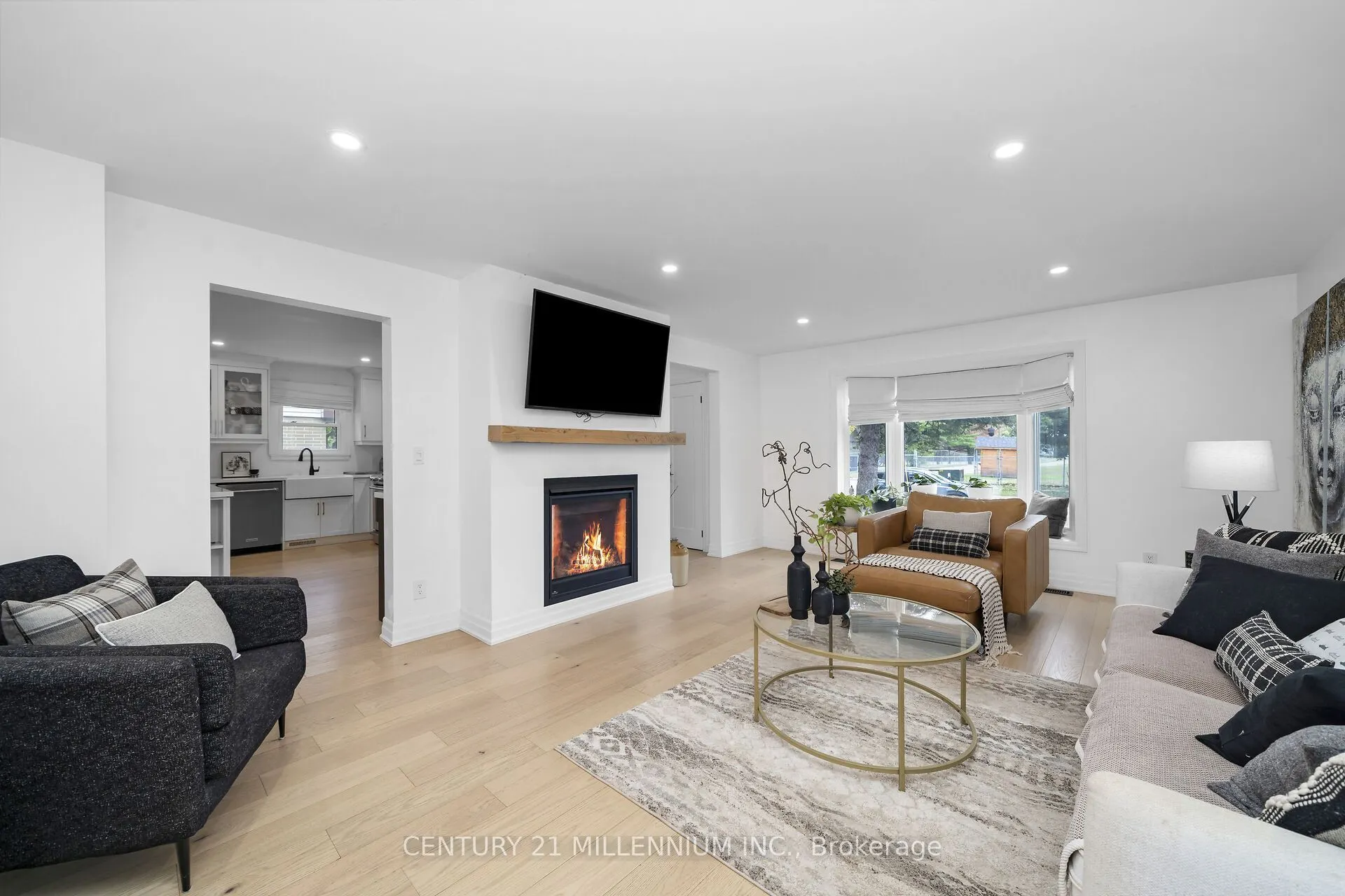 11 Dundas Street W