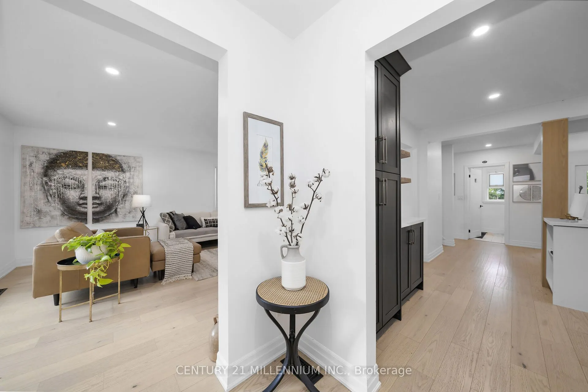 11 Dundas Street W
