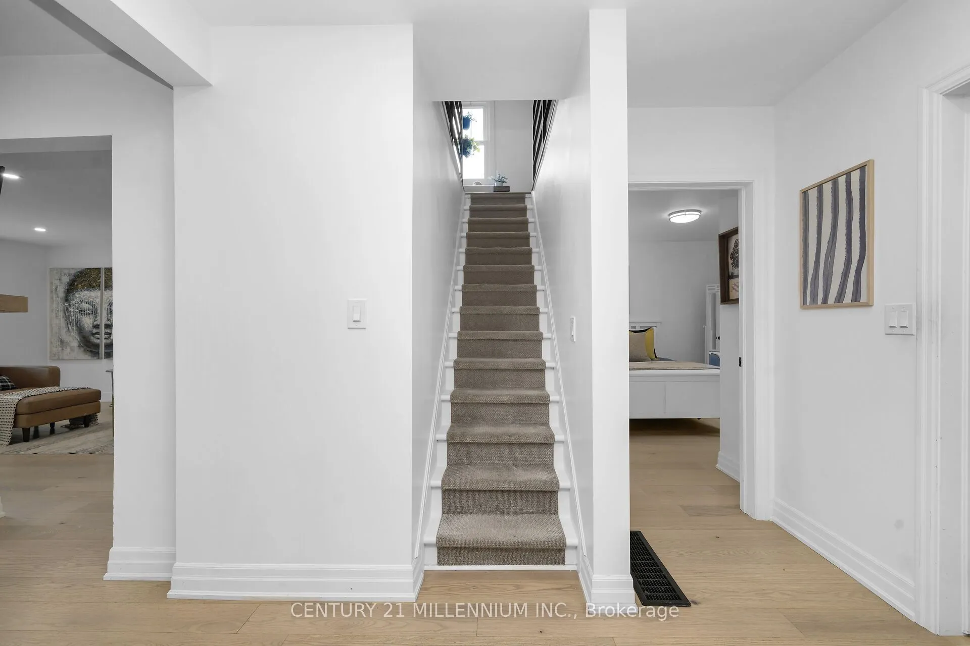 11 Dundas Street W