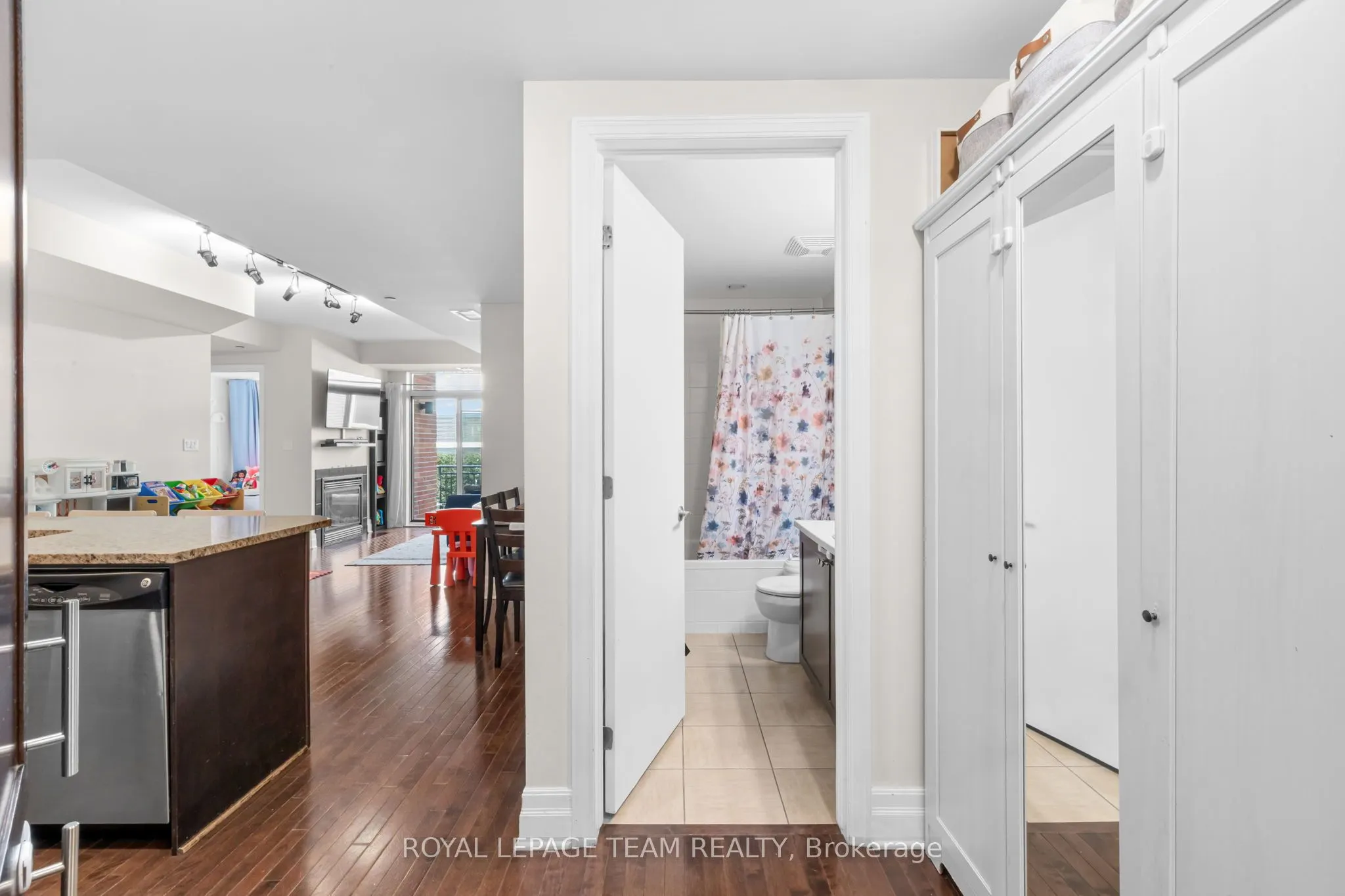 950 Marguerite Avenue #212