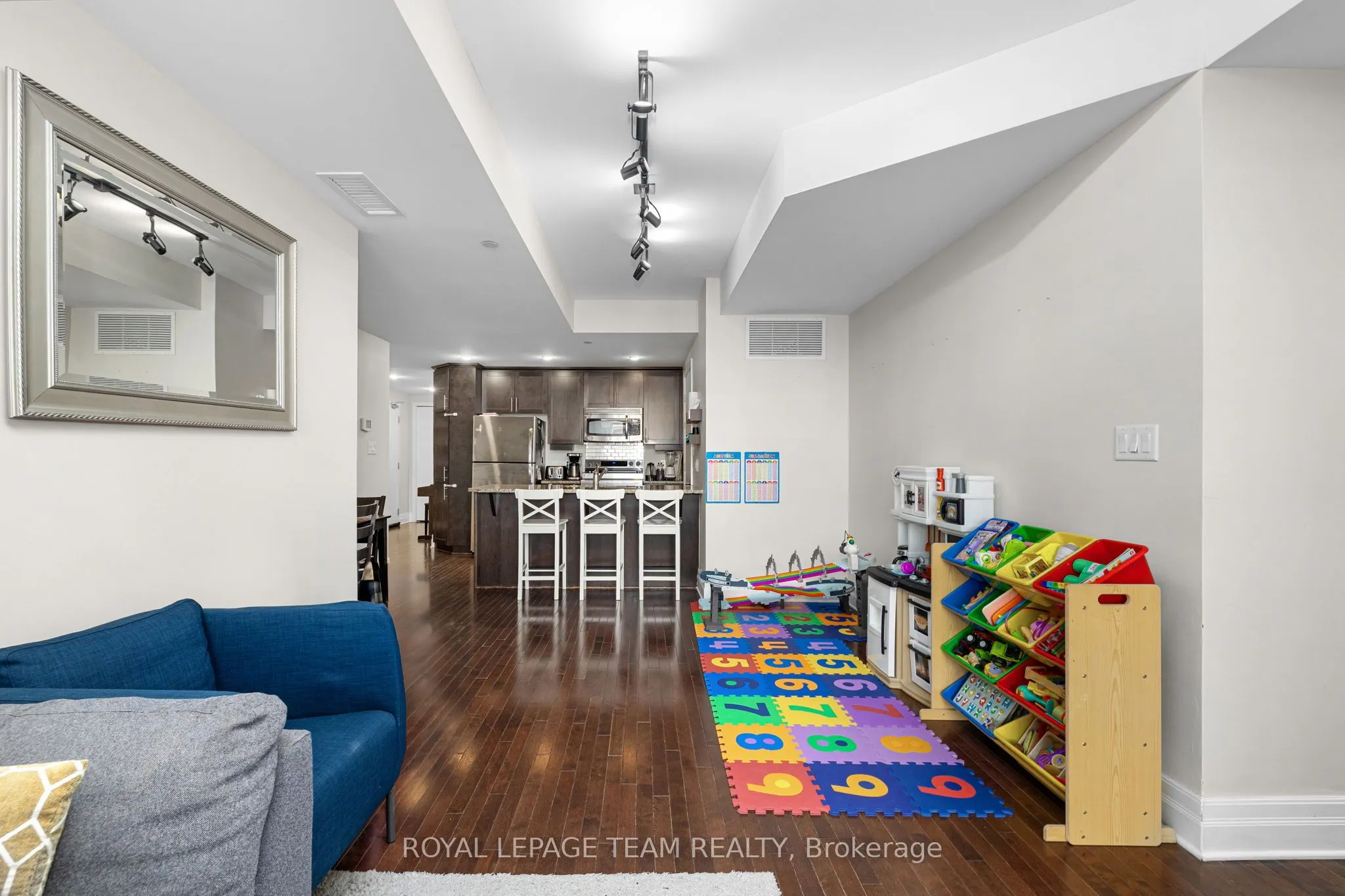 950 Marguerite Avenue #212
