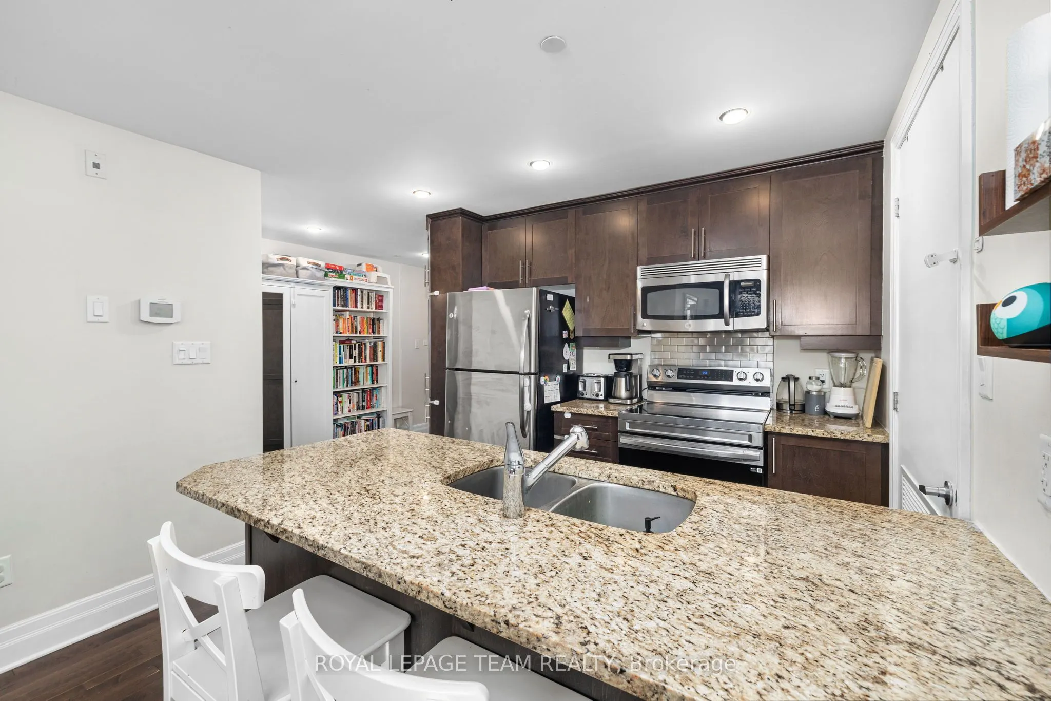 950 Marguerite Avenue #212
