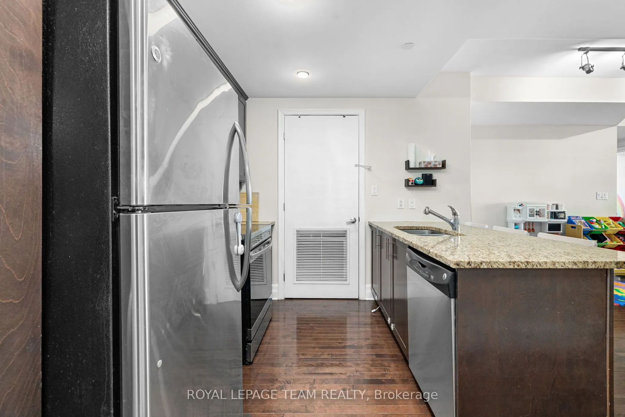 950 Marguerite Avenue #212