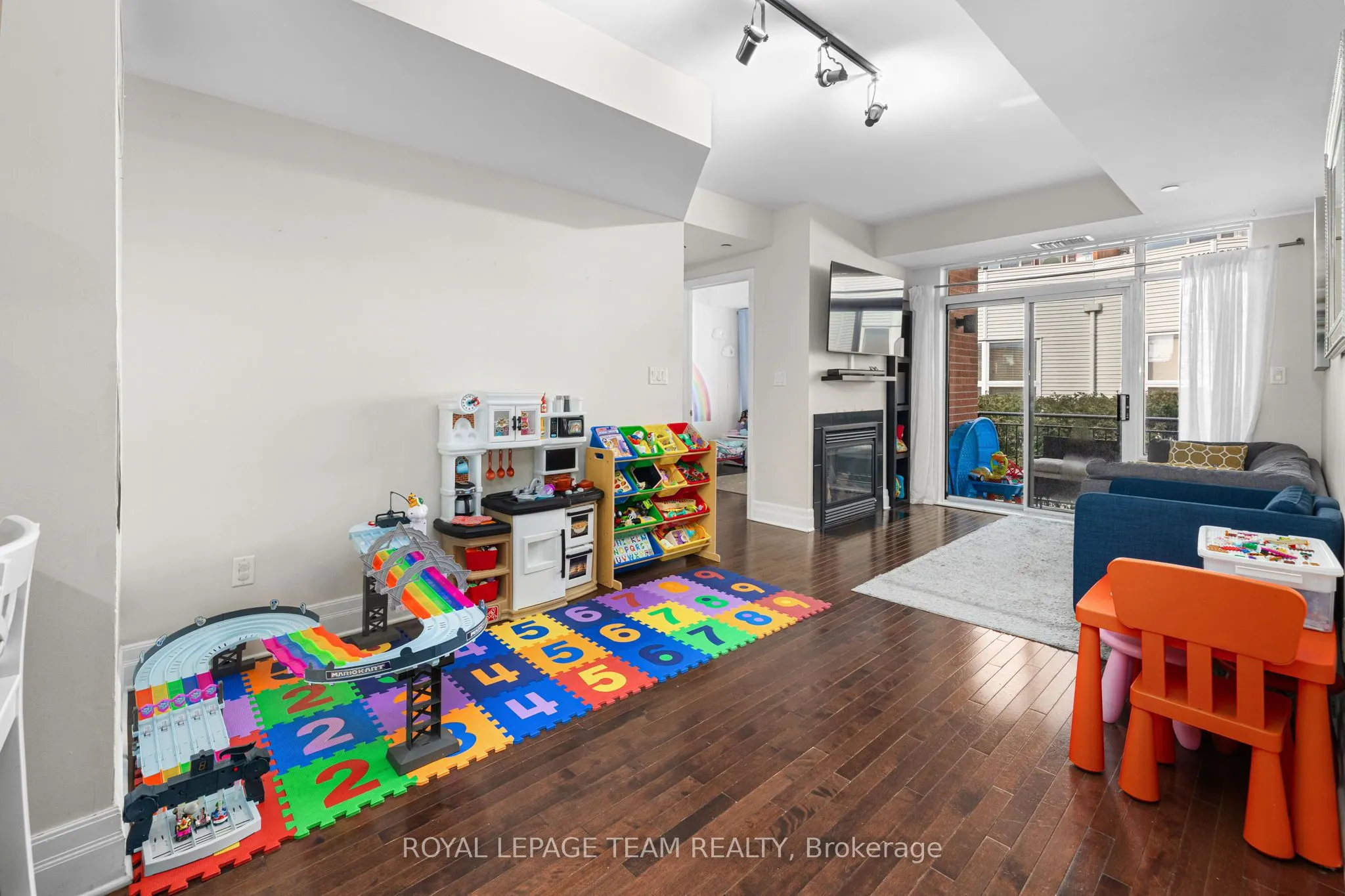 950 Marguerite Avenue #212