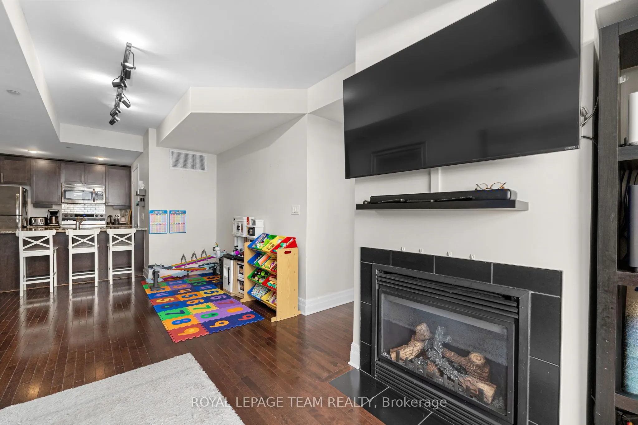 950 Marguerite Avenue #212