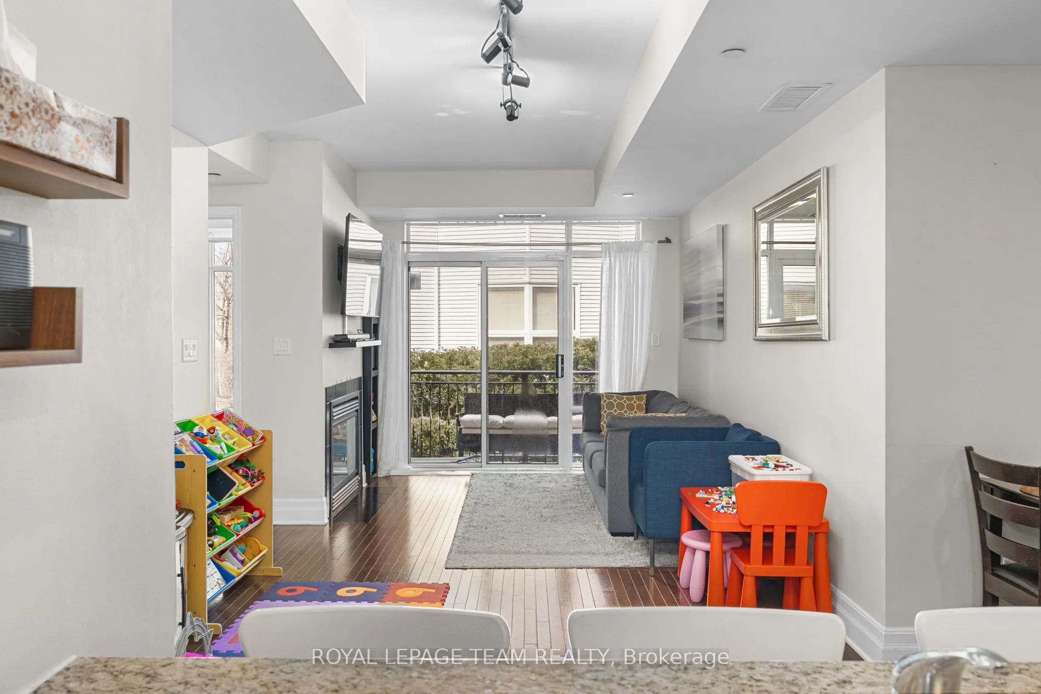 950 Marguerite Avenue #212