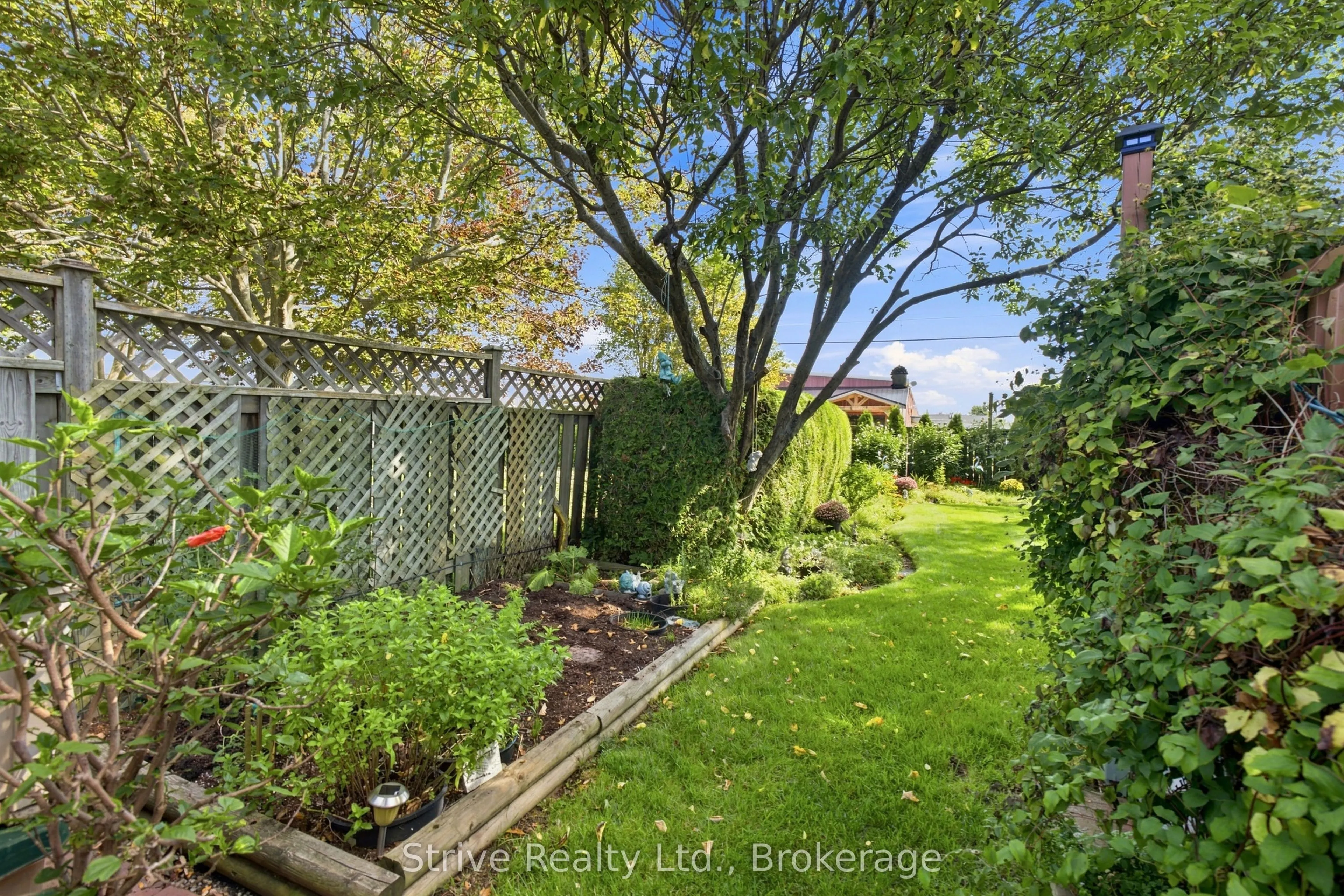 132 East House Crescent