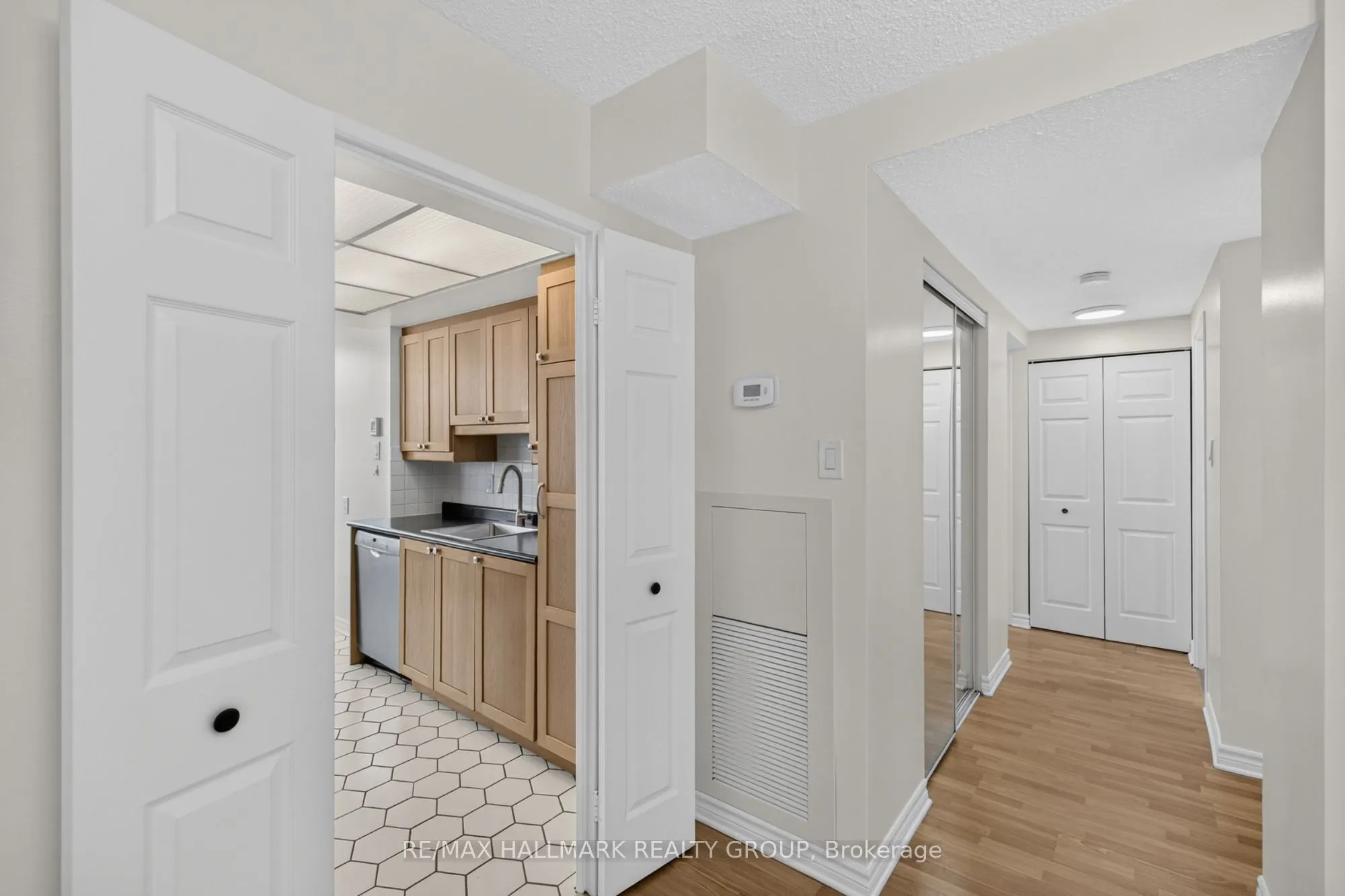 530 Laurier Avenue W #901