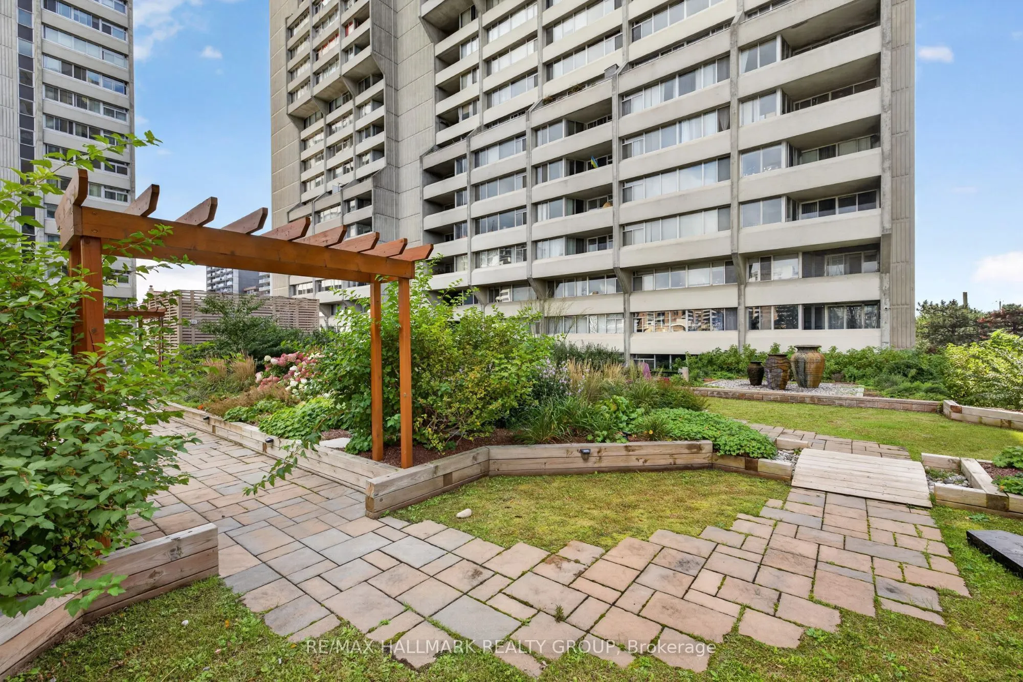 530 Laurier Avenue W #901