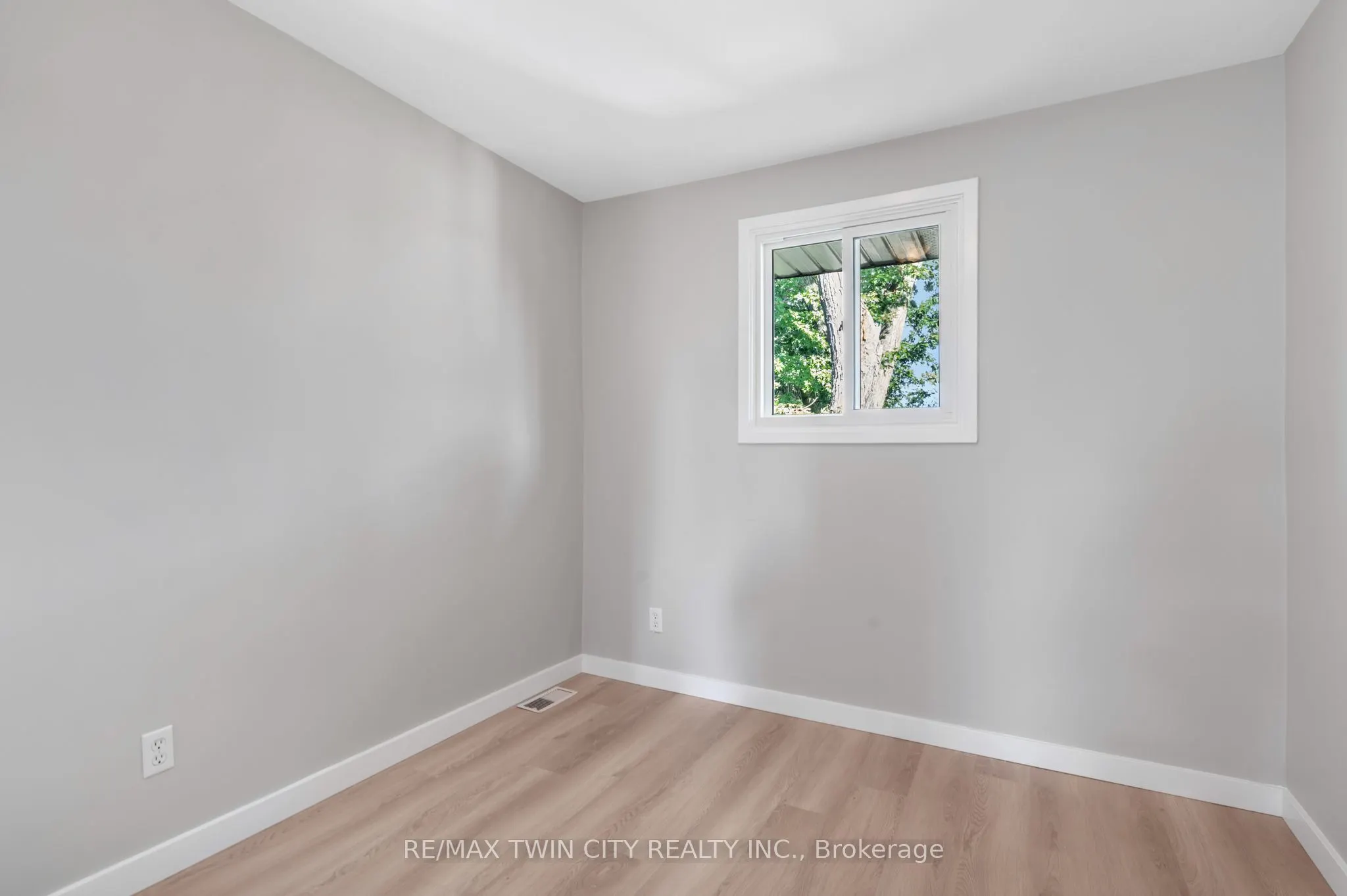 104 Ralgreen Crescent