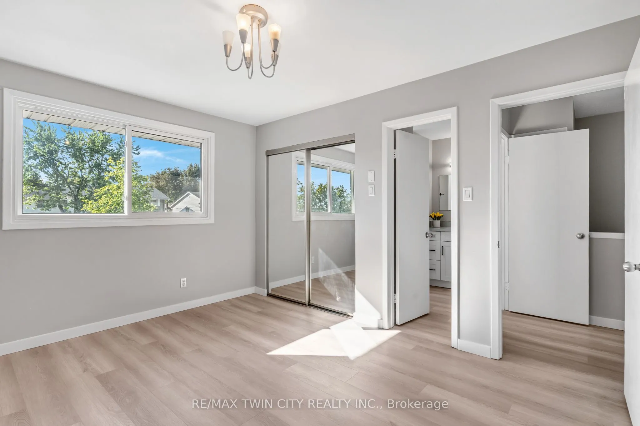 104 Ralgreen Crescent