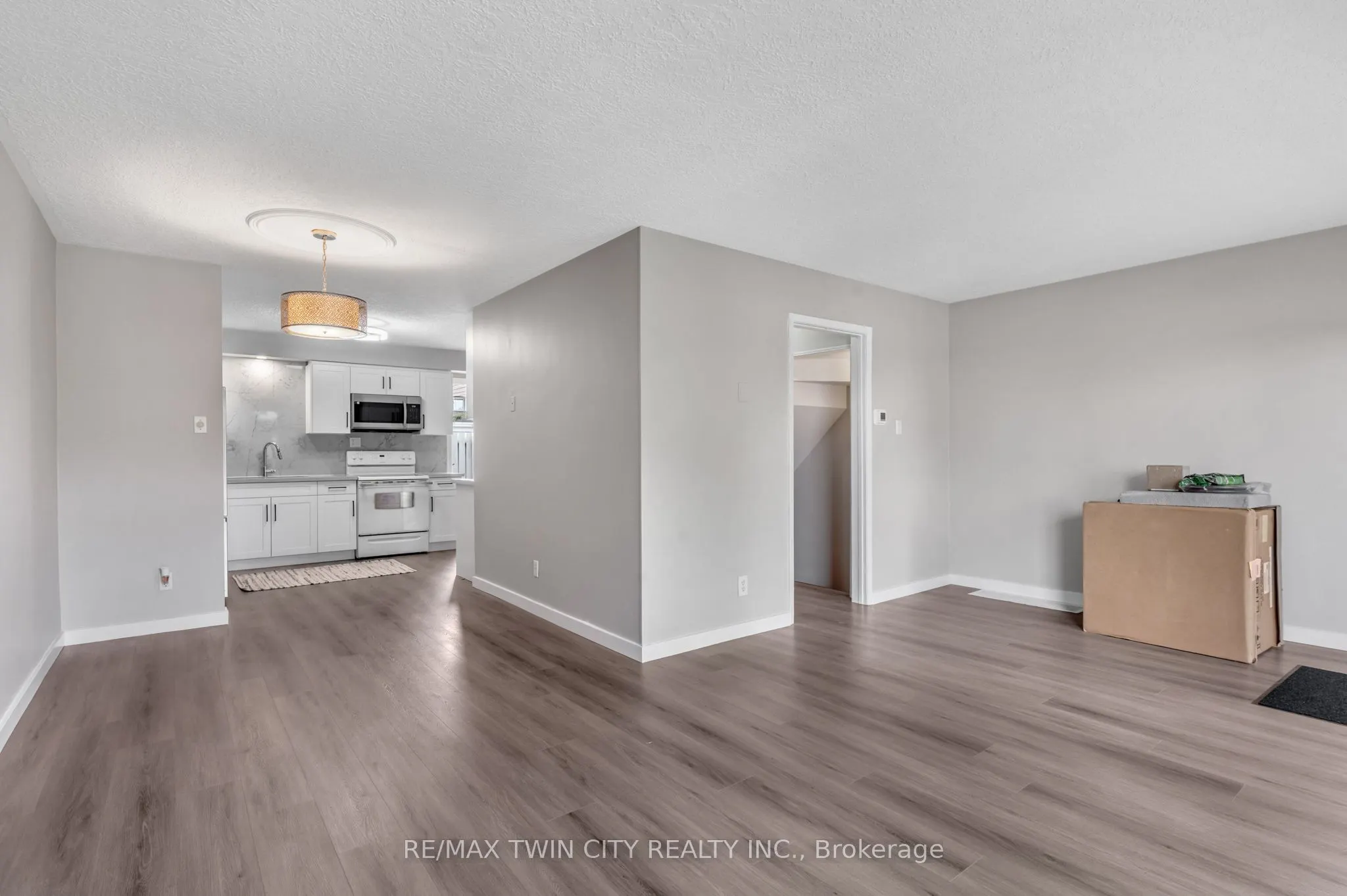 104 Ralgreen Crescent