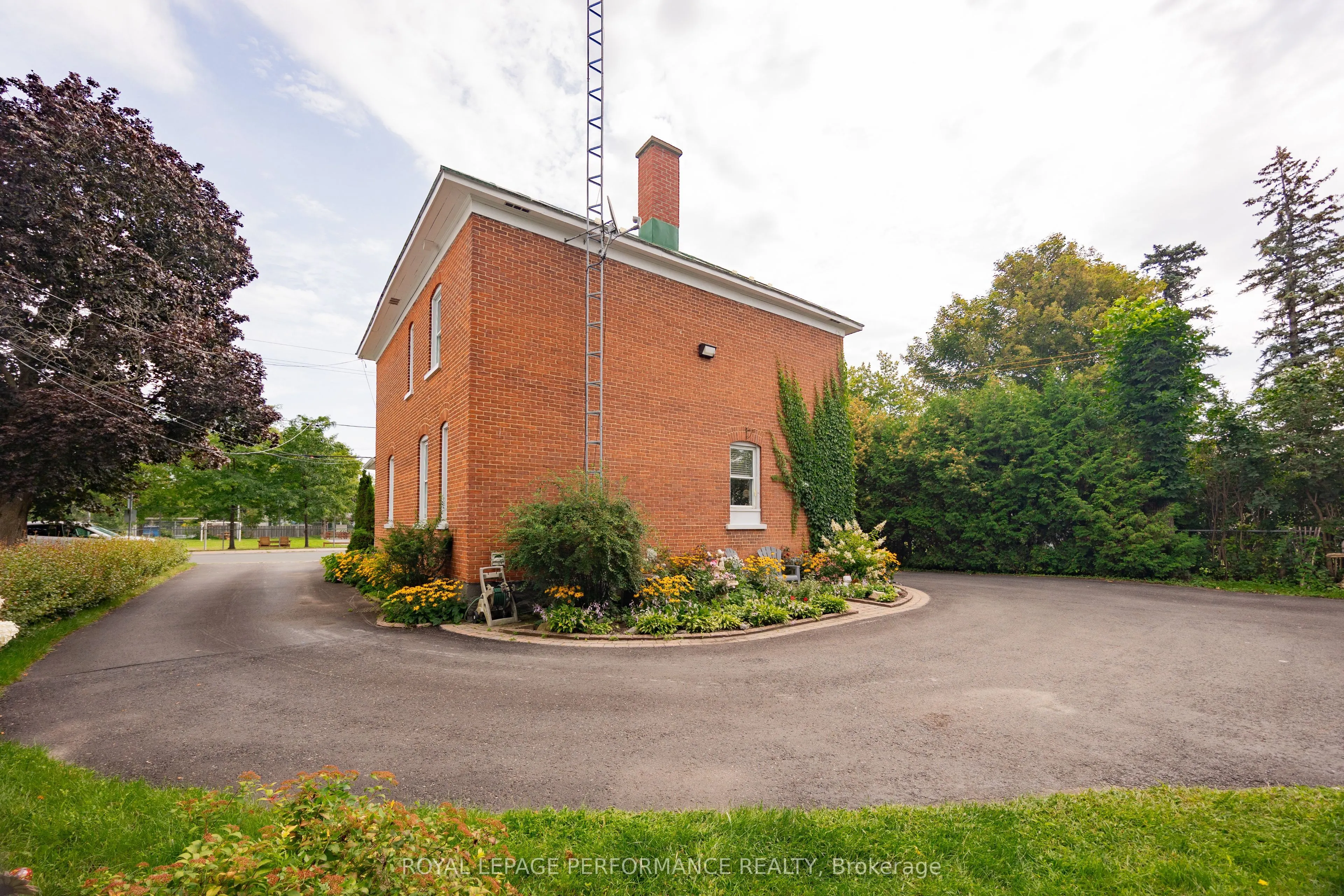 174 Main Street S