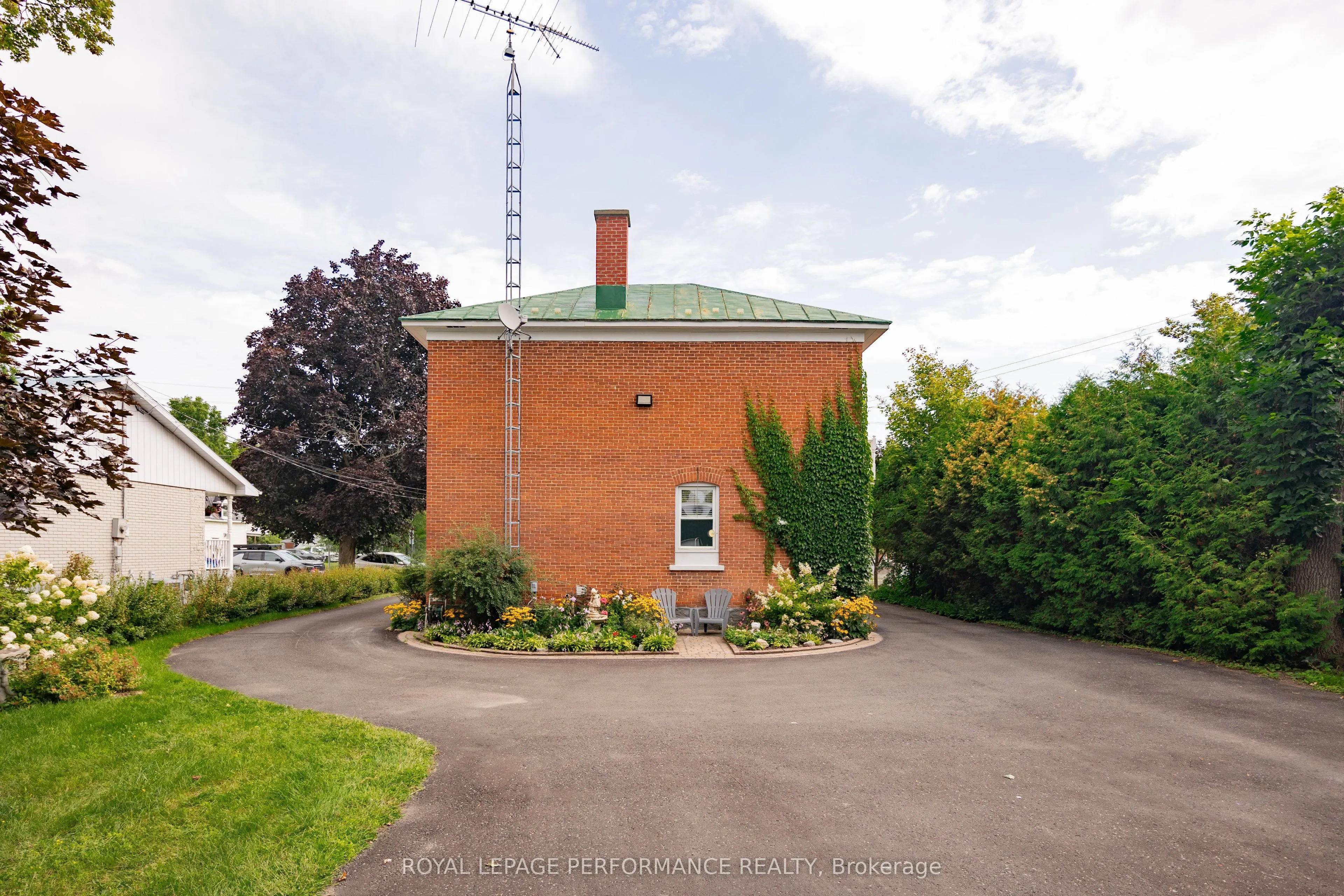 174 Main Street S
