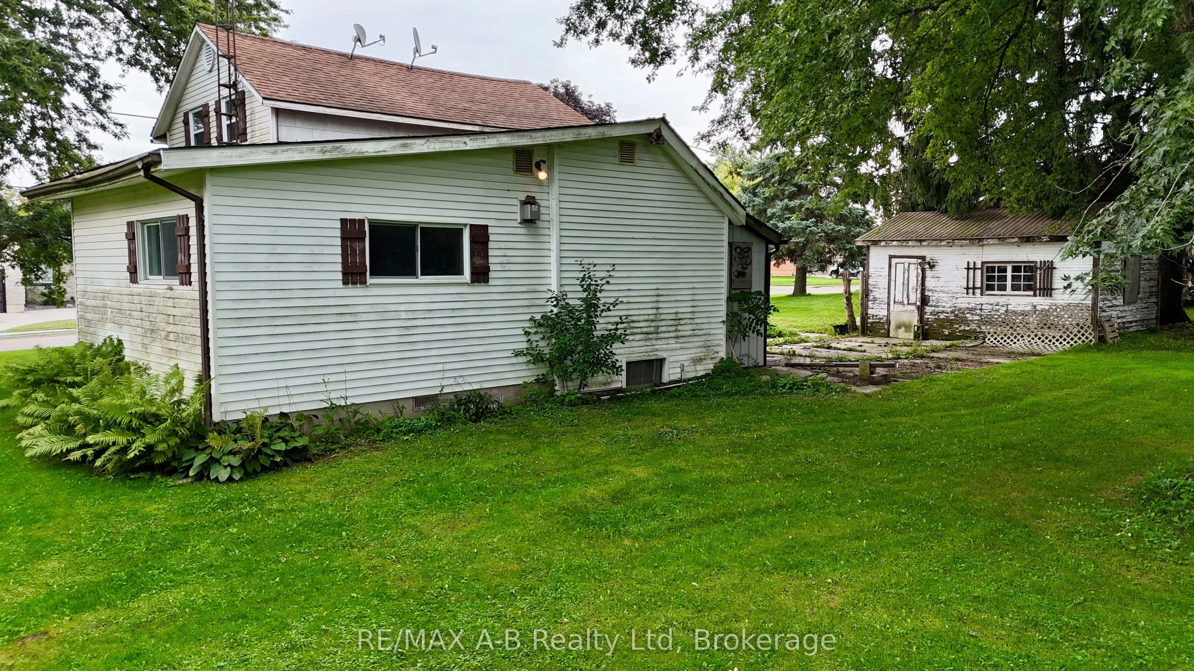 86 Salina Street N